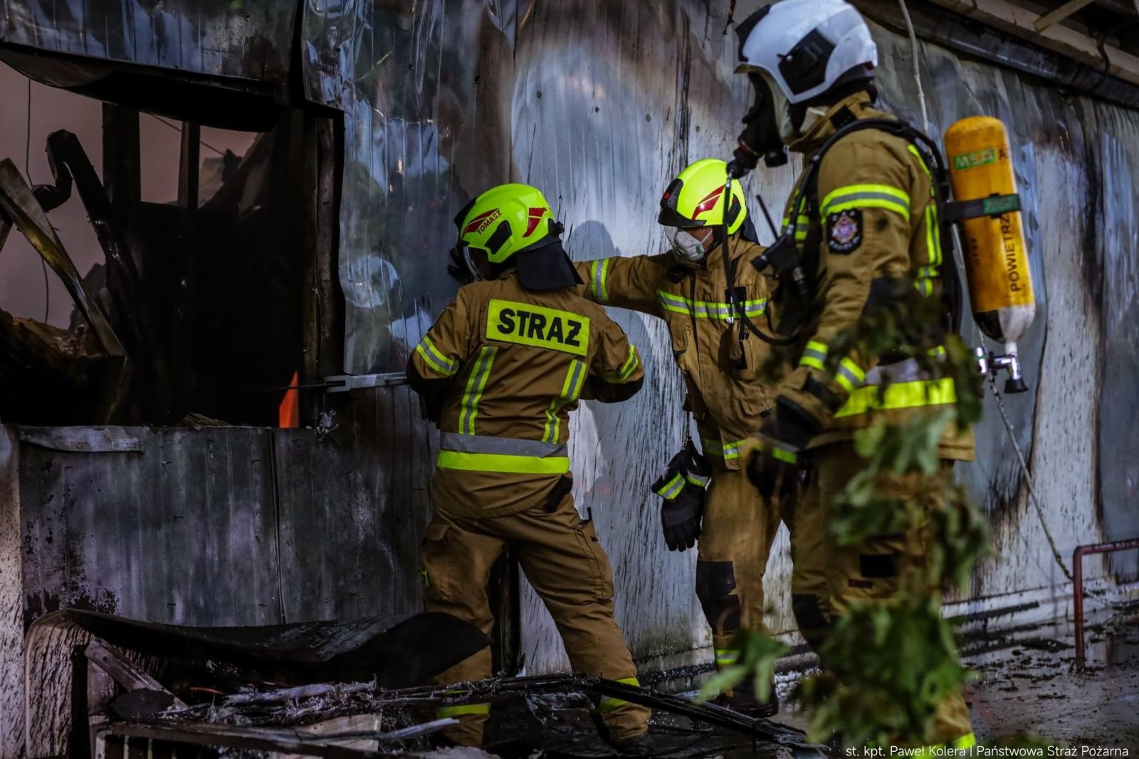 Zdjęcie w galerii na portalu naszraciborz.pl: Groźny pożar hal magazynowych w Kędzierzynie-Koźlu. Trwa dogaszanie pogorzeliska wiadomości z regionu
