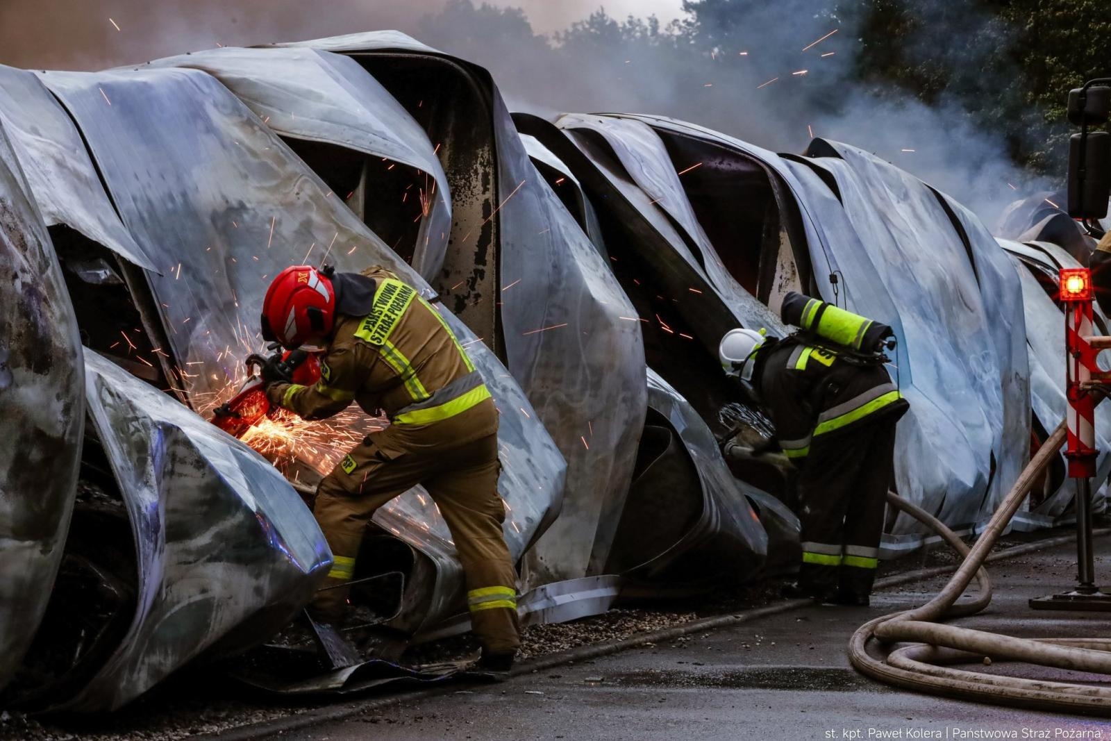 Zdjęcie w galerii na portalu naszraciborz.pl: Groźny pożar hal magazynowych w Kędzierzynie-Koźlu. Trwa dogaszanie pogorzeliska wiadomości z regionu