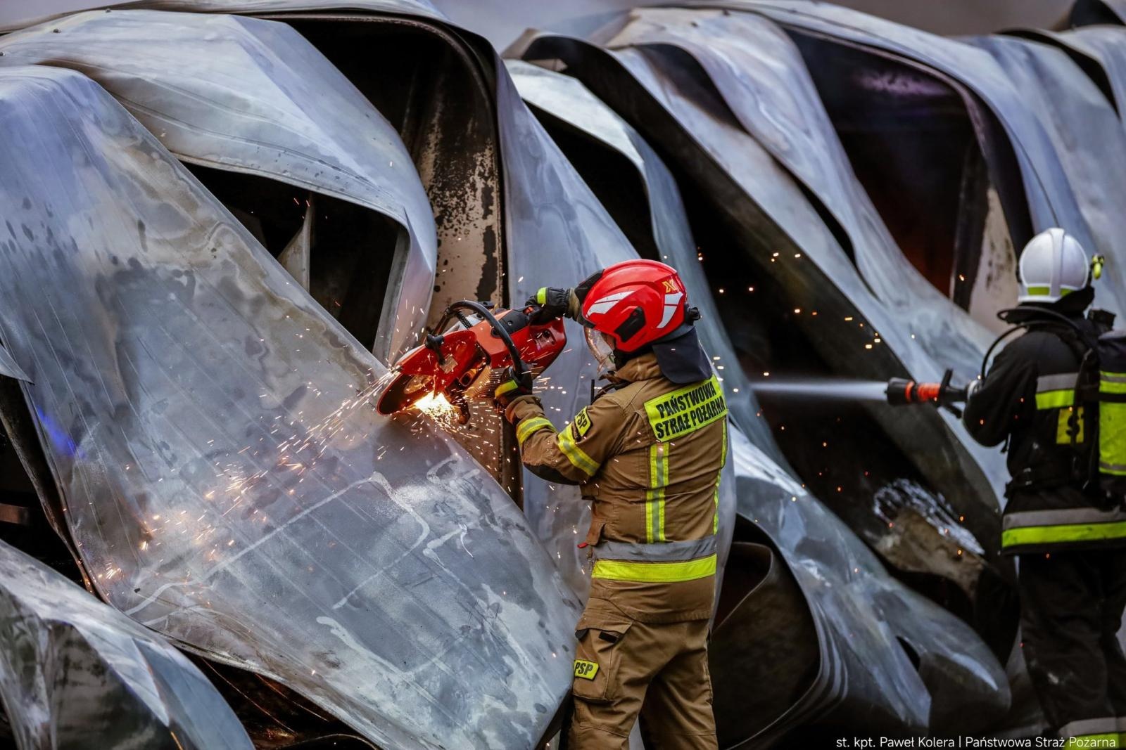 Zdjęcie w galerii na portalu naszraciborz.pl: Groźny pożar hal magazynowych w Kędzierzynie-Koźlu. Trwa dogaszanie pogorzeliska wiadomości z regionu