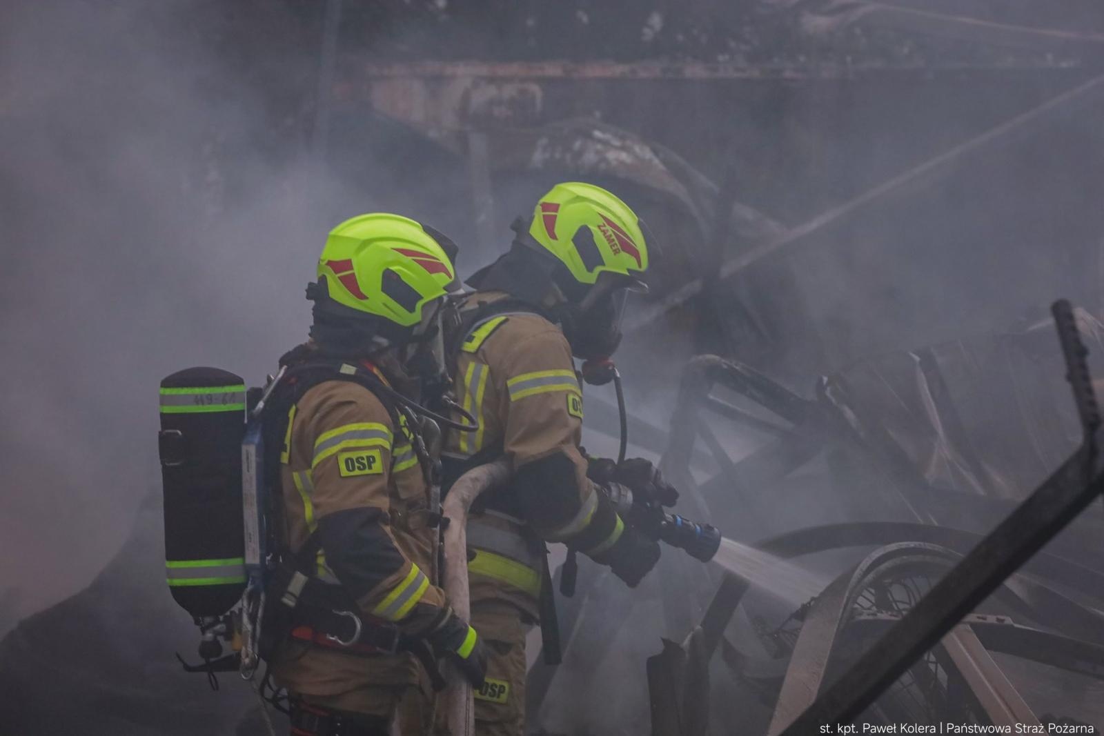 Zdjęcie w galerii na portalu naszraciborz.pl: Groźny pożar hal magazynowych w Kędzierzynie-Koźlu. Trwa dogaszanie pogorzeliska wiadomości z regionu