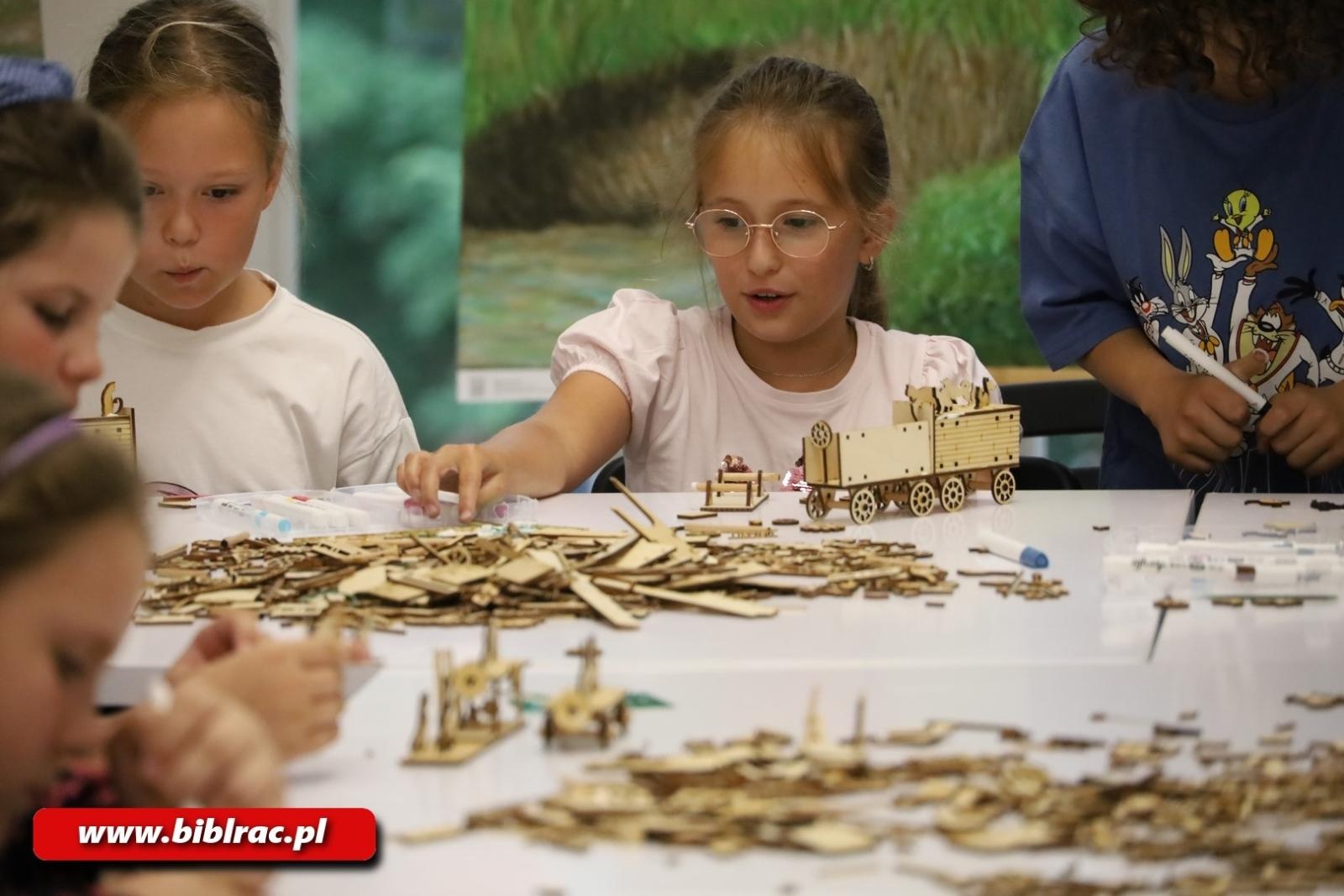 Zdjęcie w galerii na portalu naszraciborz.pl: Ogranicza nas tylko wyobraźnia! Muzeum Bajek, Baśni i Opowieści z wizytą w Raciborzu wiadomości z regionu