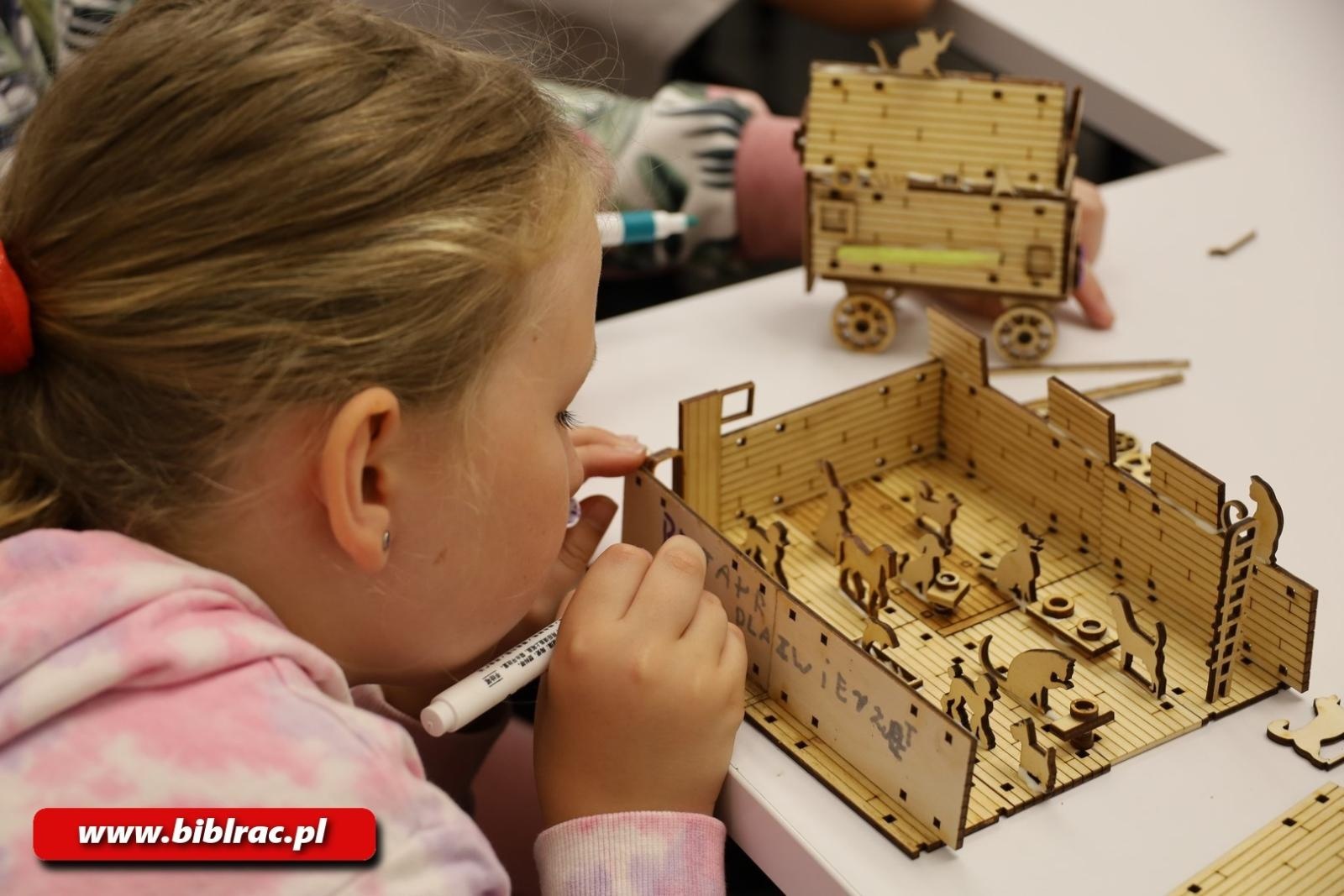 Zdjęcie w galerii na portalu naszraciborz.pl: Ogranicza nas tylko wyobraźnia! Muzeum Bajek, Baśni i Opowieści z wizytą w Raciborzu wiadomości z regionu