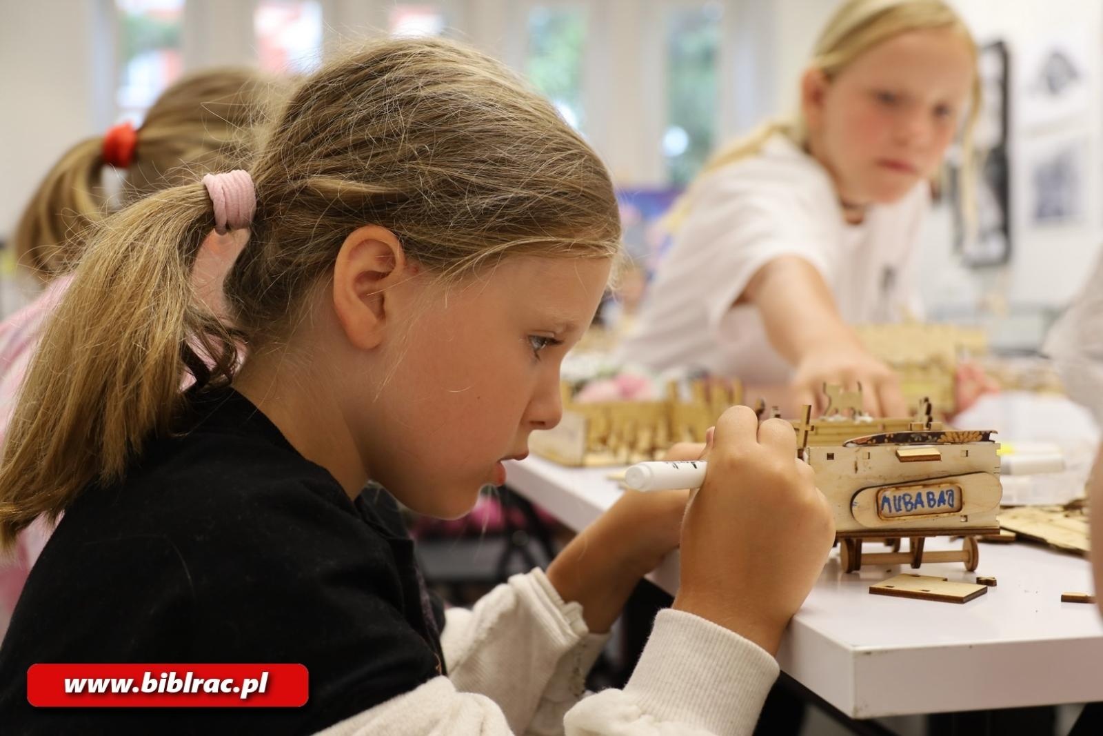 Zdjęcie w galerii na portalu naszraciborz.pl: Ogranicza nas tylko wyobraźnia! Muzeum Bajek, Baśni i Opowieści z wizytą w Raciborzu wiadomości z regionu