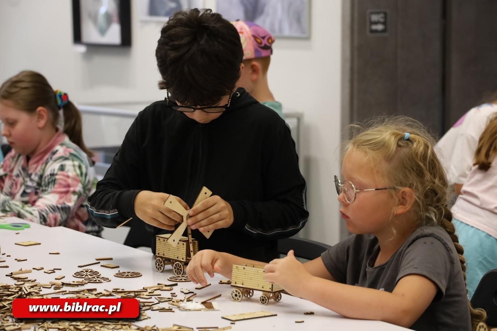 Zdjęcie w galerii na portalu naszraciborz.pl: Ogranicza nas tylko wyobraźnia! Muzeum Bajek, Baśni i Opowieści z wizytą w Raciborzu wiadomości z regionu