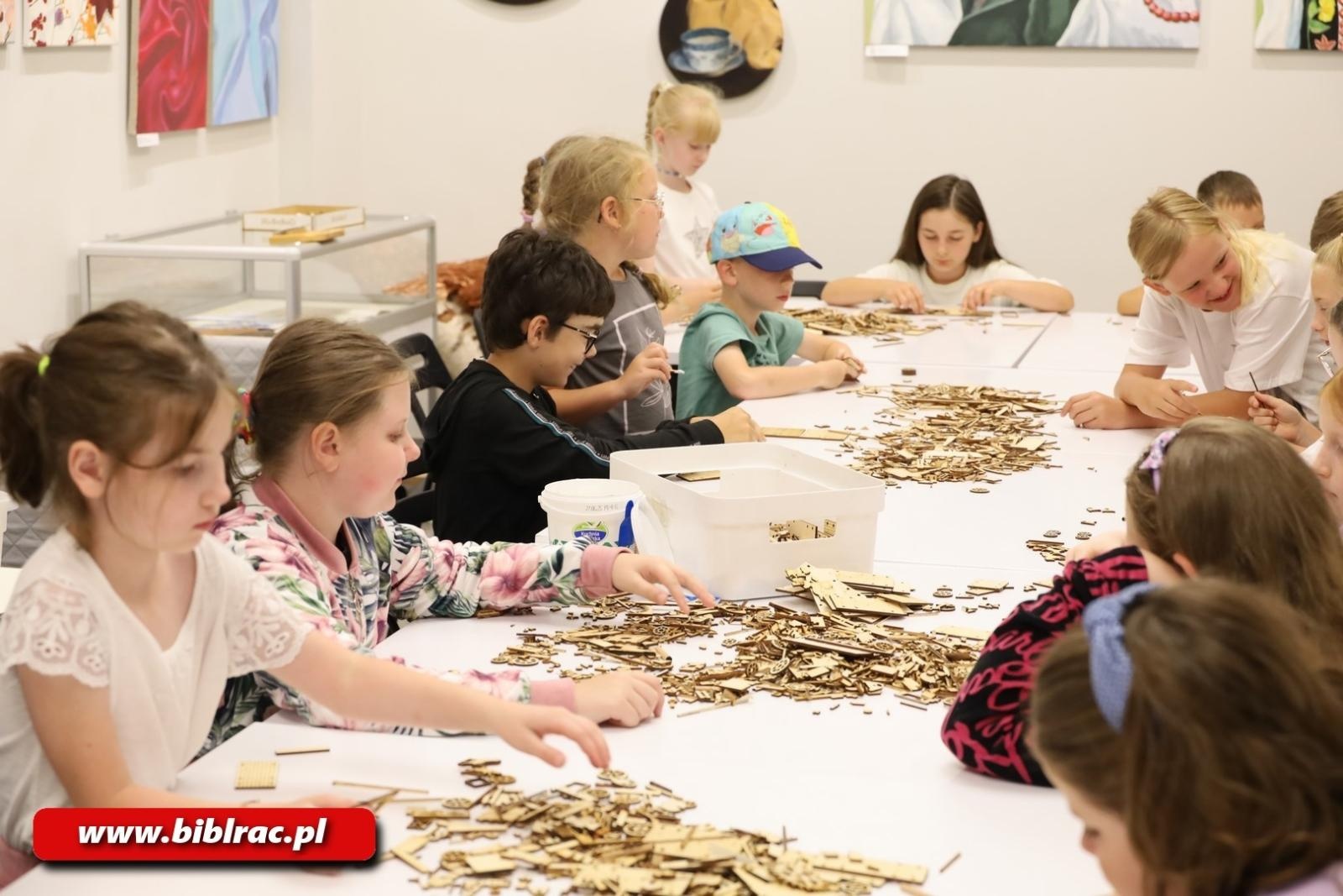 Zdjęcie w galerii na portalu naszraciborz.pl: Ogranicza nas tylko wyobraźnia! Muzeum Bajek, Baśni i Opowieści z wizytą w Raciborzu wiadomości z regionu
