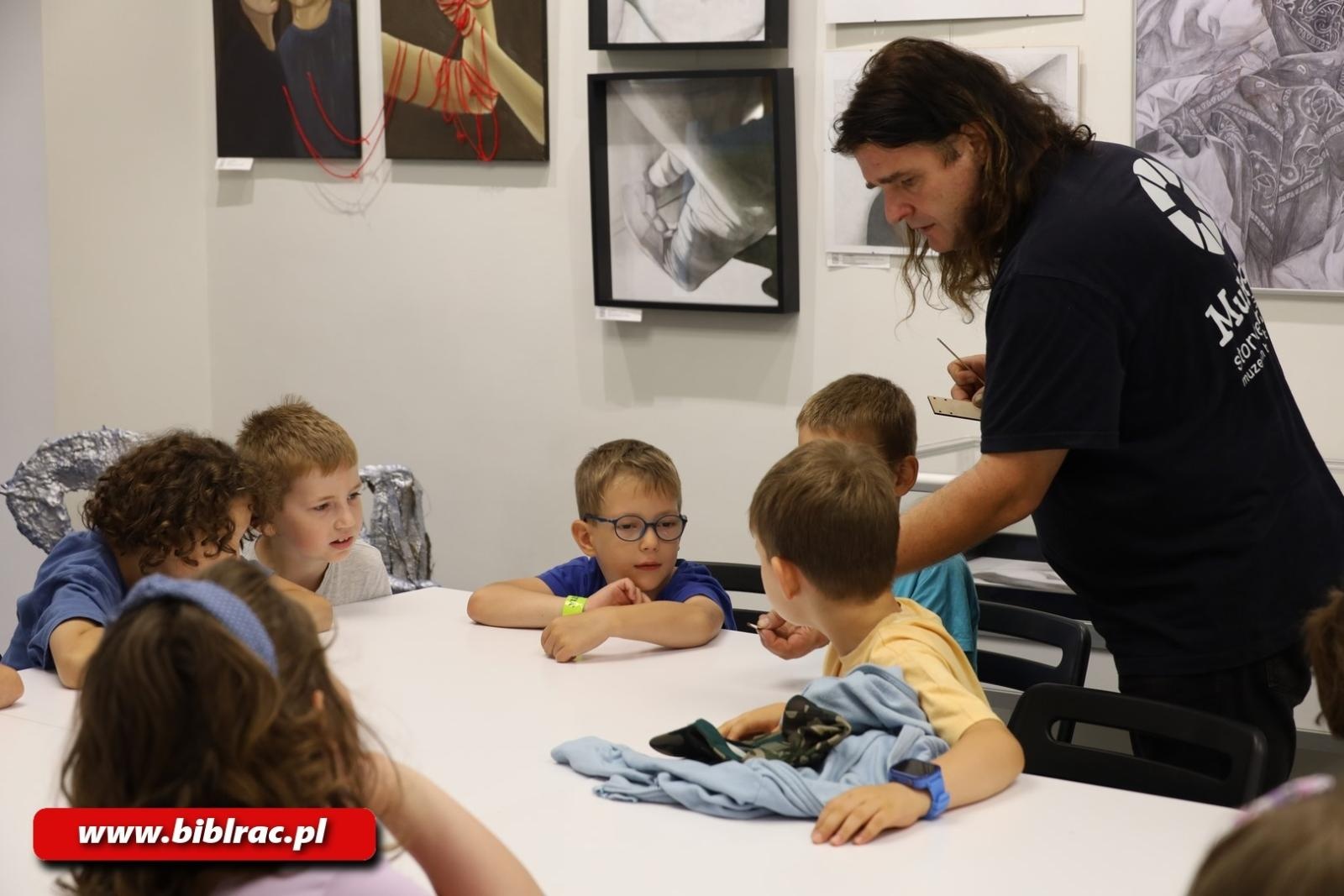 Zdjęcie w galerii na portalu naszraciborz.pl: Ogranicza nas tylko wyobraźnia! Muzeum Bajek, Baśni i Opowieści z wizytą w Raciborzu wiadomości z regionu
