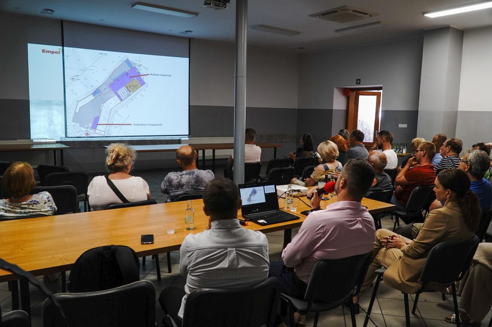 Zdjęcie w galerii na portalu naszraciborz.pl: Brzezie nadal walczy z odorami. Mieszkańcy oczekują konkretnych działań – Empol ma czas do 11 lipca wiadomości z regionu