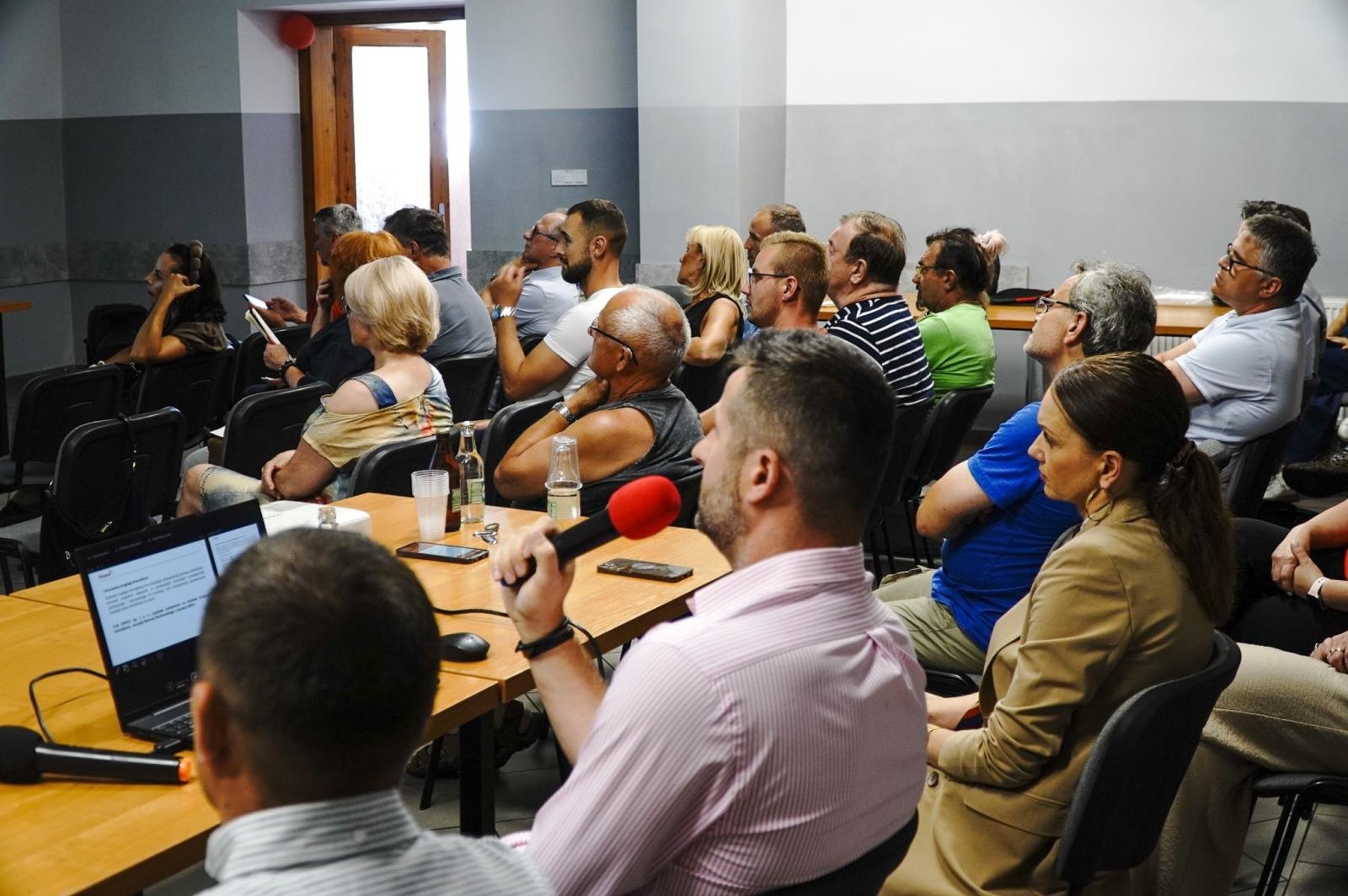 Zdjęcie w galerii na portalu naszraciborz.pl: Brzezie nadal walczy z odorami. Mieszkańcy oczekują konkretnych działań – Empol ma czas do 11 lipca wiadomości z regionu