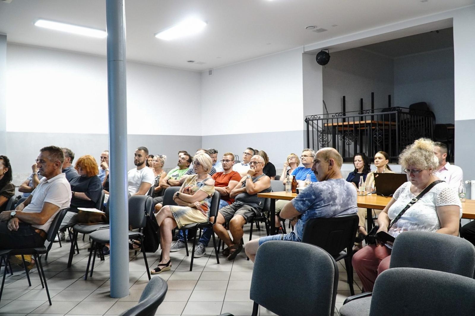 Zdjęcie w galerii na portalu naszraciborz.pl: Brzezie nadal walczy z odorami. Mieszkańcy oczekują konkretnych działań – Empol ma czas do 11 lipca wiadomości z regionu