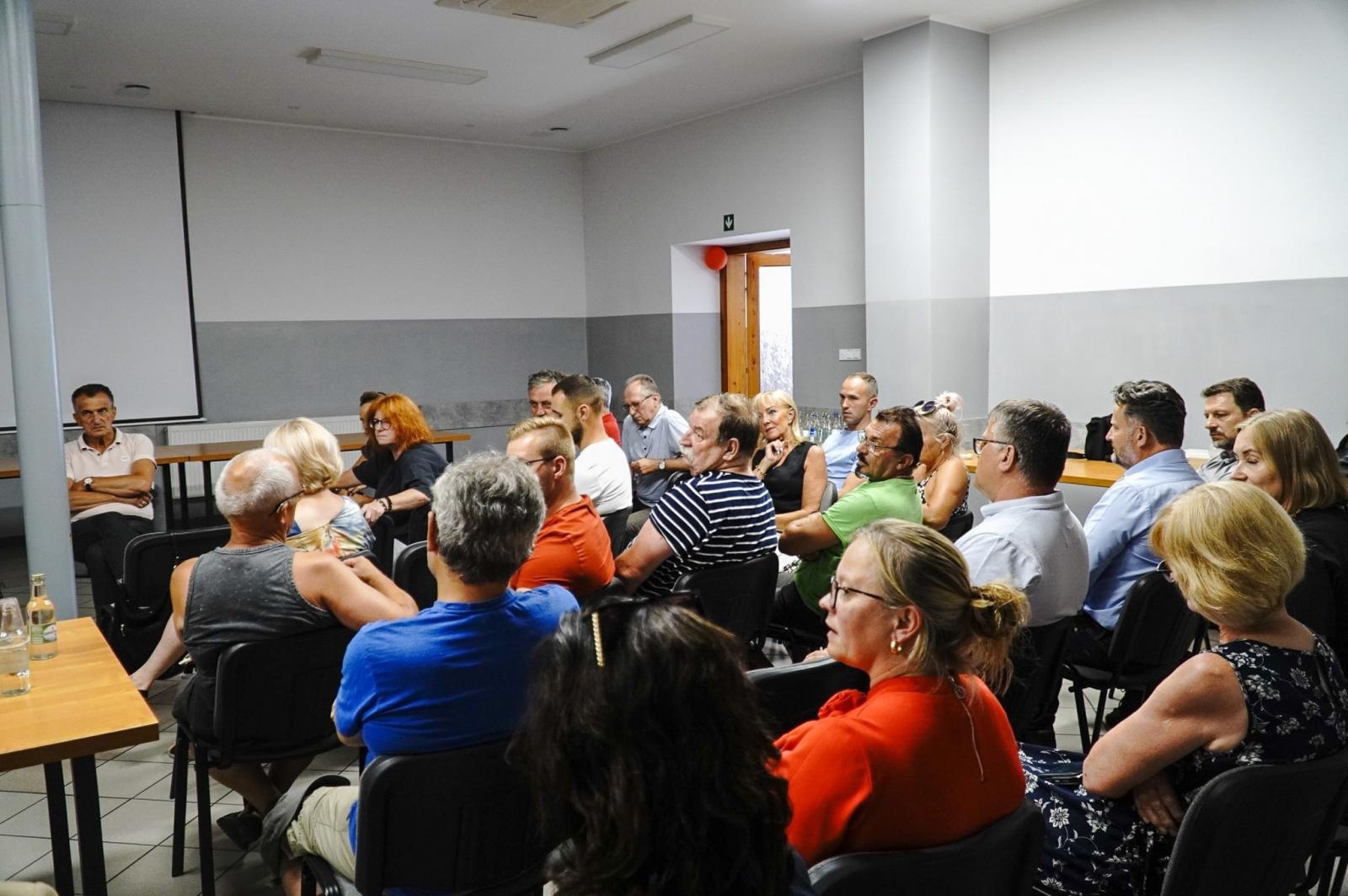 Zdjęcie w galerii na portalu naszraciborz.pl: Brzezie nadal walczy z odorami. Mieszkańcy oczekują konkretnych działań – Empol ma czas do 11 lipca wiadomości z regionu