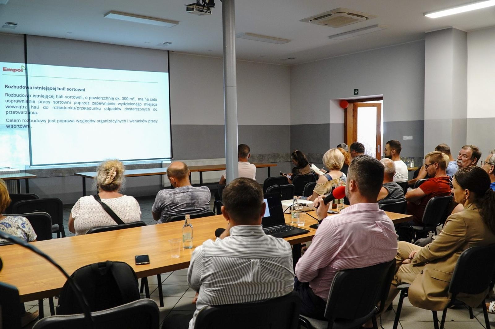 Zdjęcie w galerii na portalu naszraciborz.pl: Brzezie nadal walczy z odorami. Mieszkańcy oczekują konkretnych działań – Empol ma czas do 11 lipca wiadomości z regionu