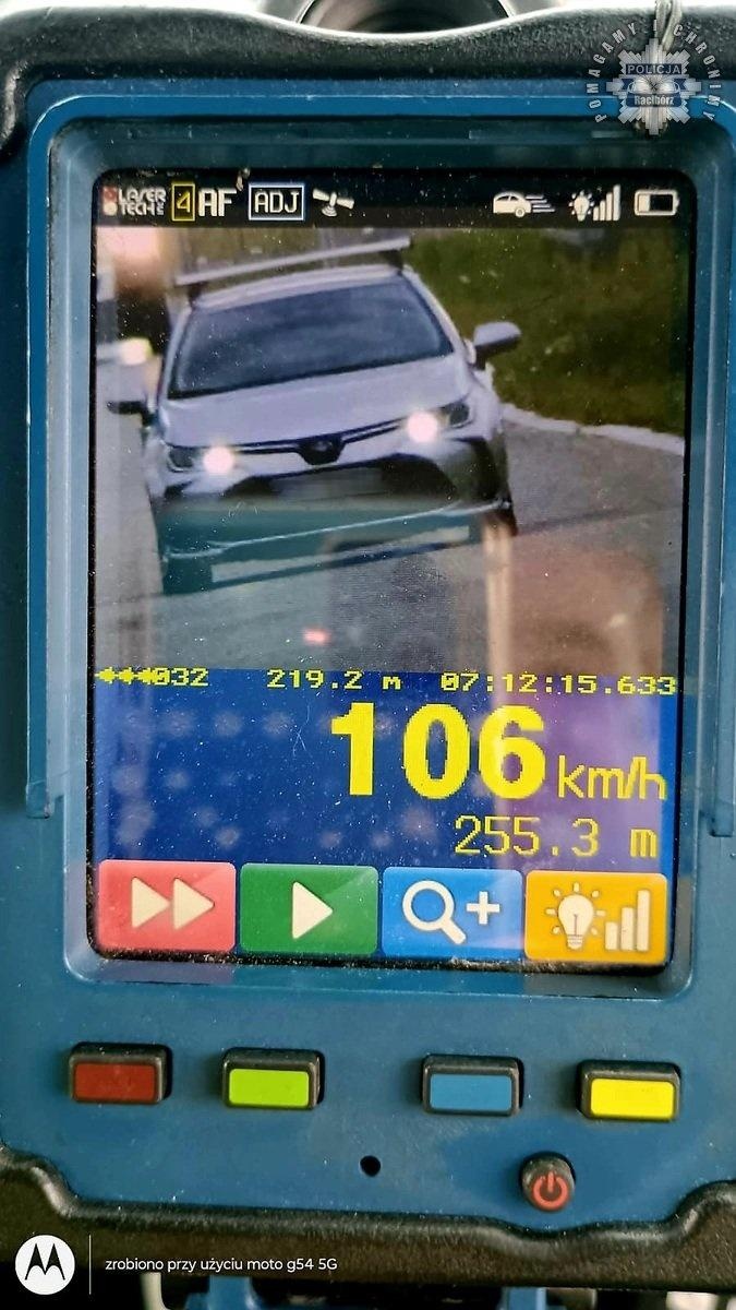 Zdjęcie w galerii na portalu naszraciborz.pl: 106 km/h w terenie zabudowanym. Policja zatrzymała prawa jazdy dwóch kierowców na Piaskowej wiadomości z regionu