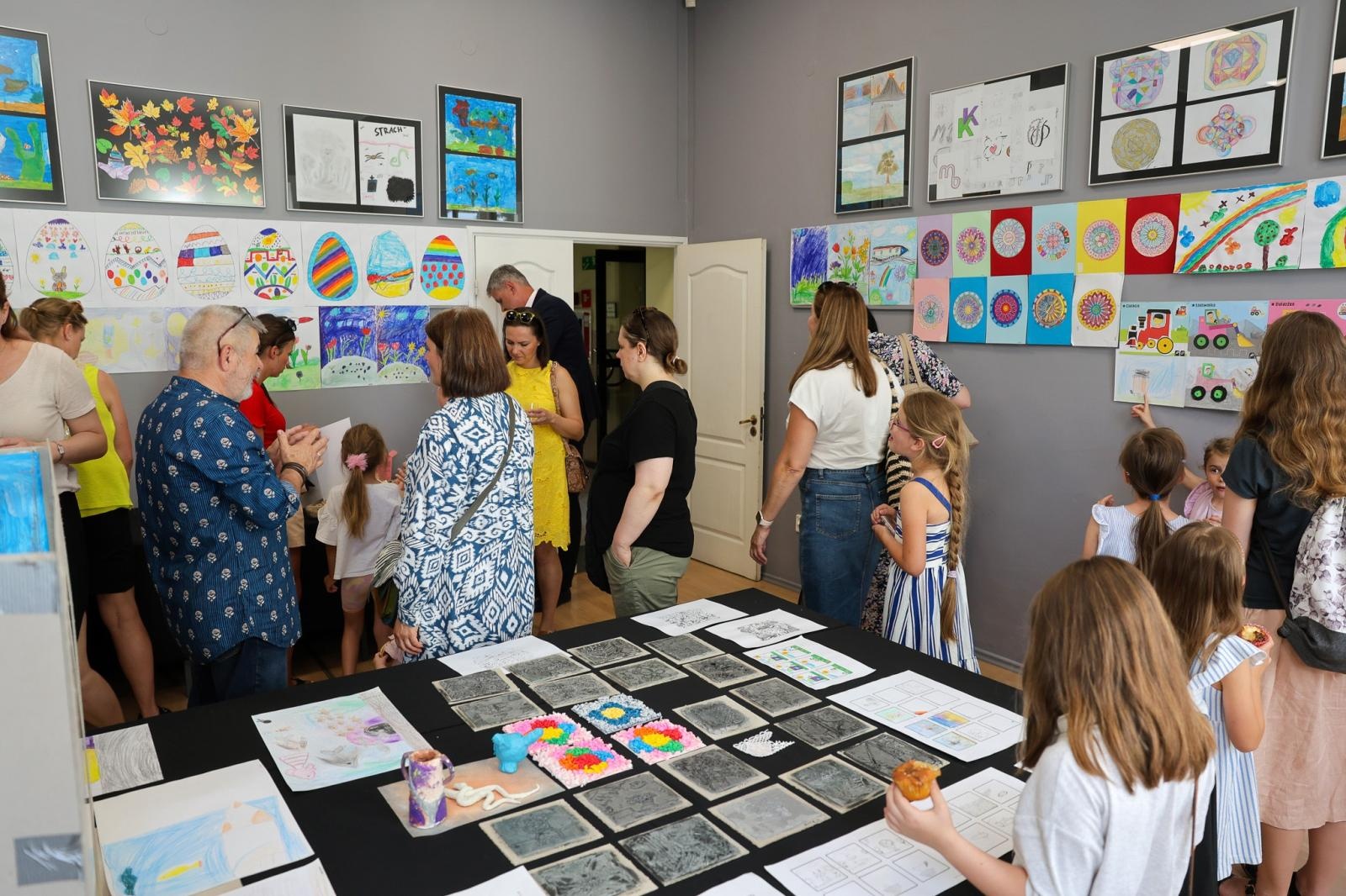 Zdjęcie w galerii na portalu naszraciborz.pl: Podsumowanie roku i wystawa Grupy Plastycznej PASTELE w DK Strzecha wiadomości z regionu