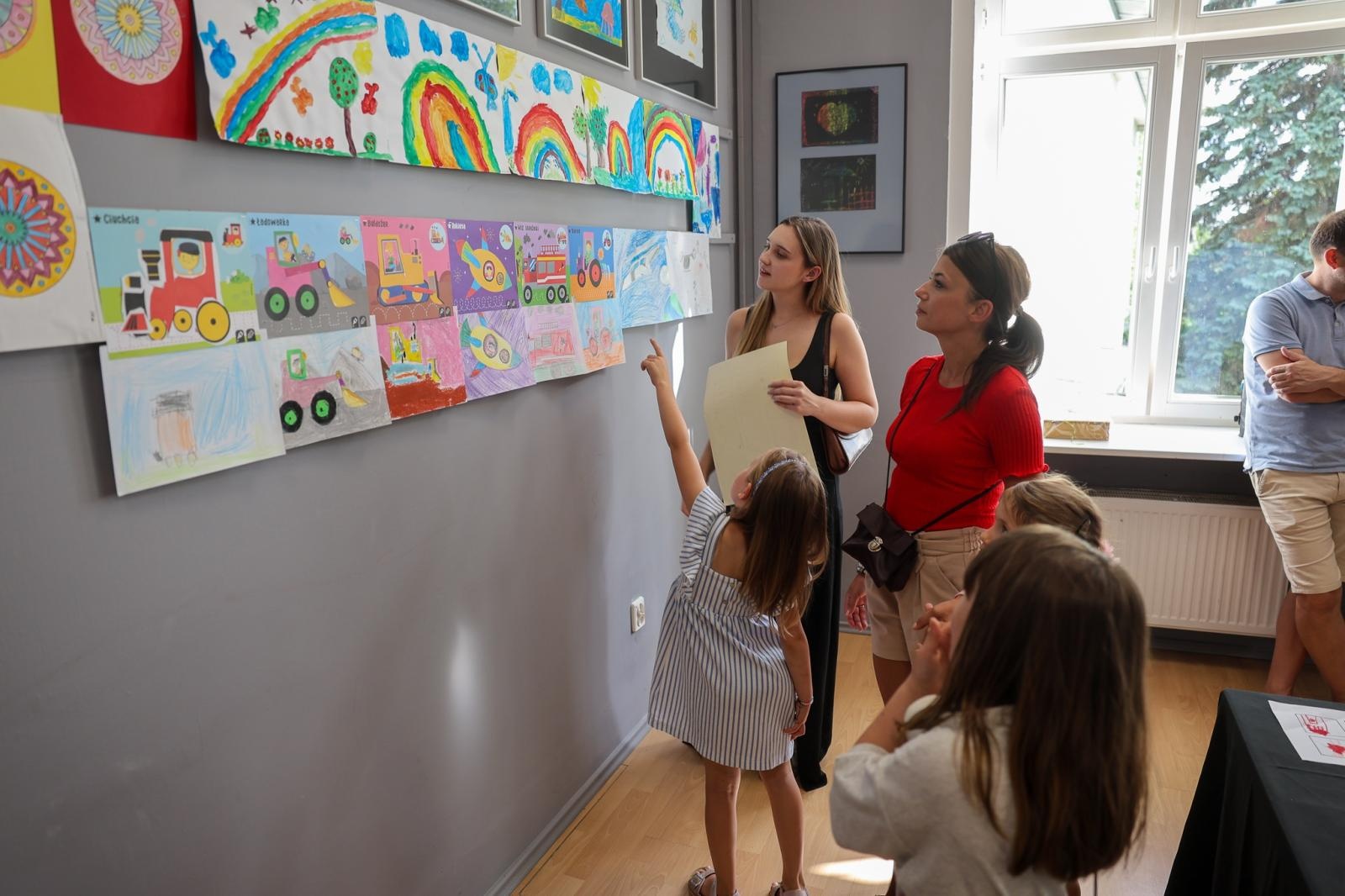 Zdjęcie w galerii na portalu naszraciborz.pl: Podsumowanie roku i wystawa Grupy Plastycznej PASTELE w DK Strzecha wiadomości z regionu