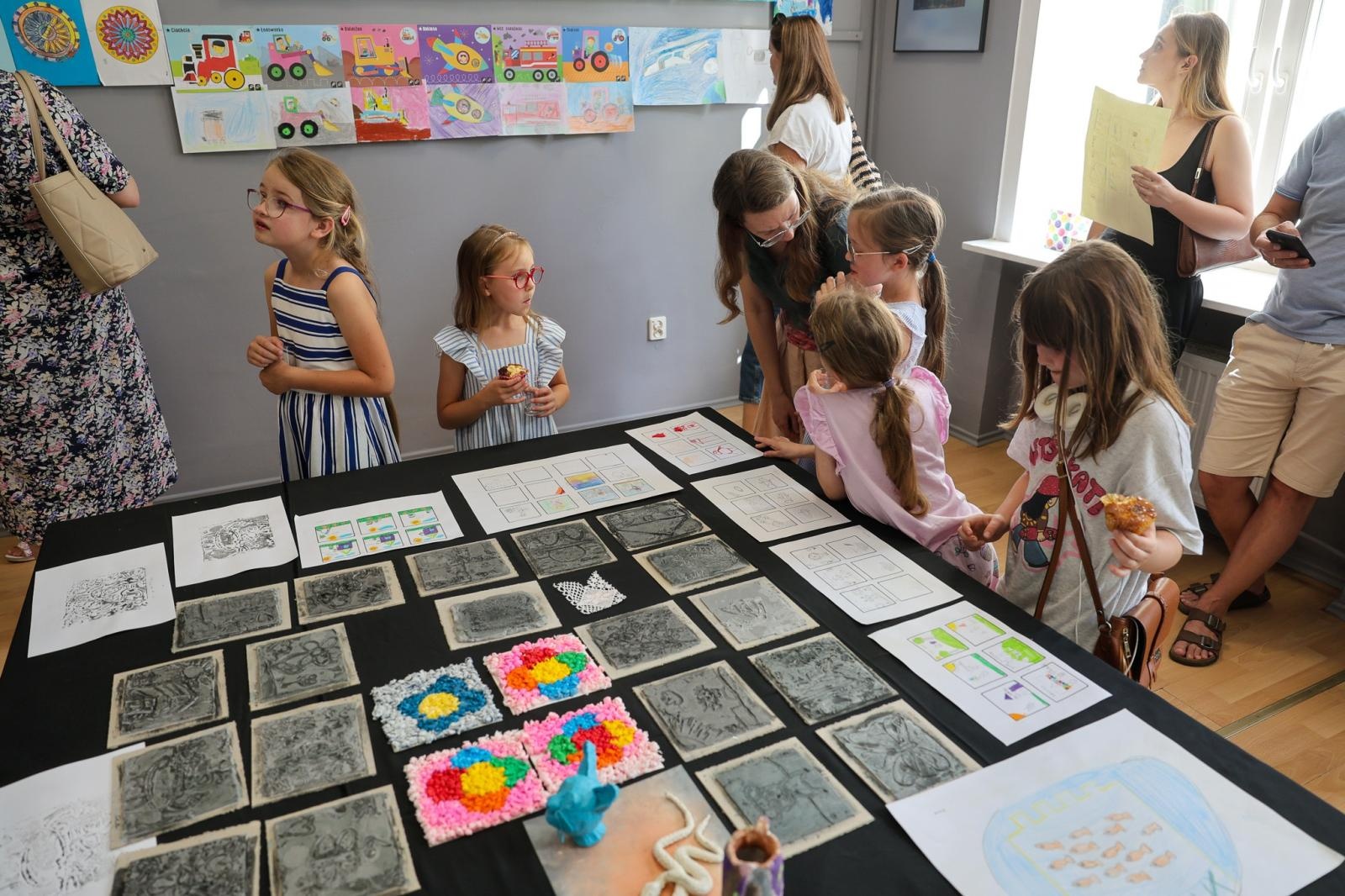 Zdjęcie w galerii na portalu naszraciborz.pl: Podsumowanie roku i wystawa Grupy Plastycznej PASTELE w DK Strzecha wiadomości z regionu