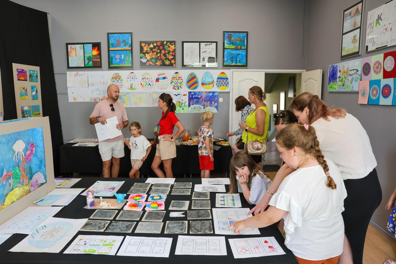 Zdjęcie w galerii na portalu naszraciborz.pl: Podsumowanie roku i wystawa Grupy Plastycznej PASTELE w DK Strzecha wiadomości z regionu