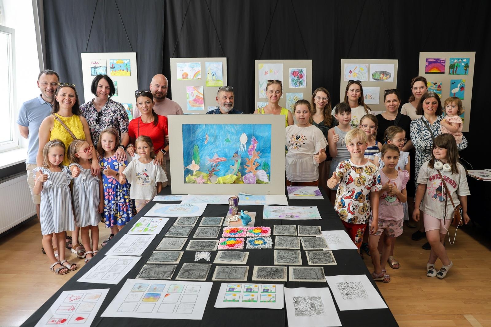 Zdjęcie w galerii na portalu naszraciborz.pl: Podsumowanie roku i wystawa Grupy Plastycznej PASTELE w DK Strzecha wiadomości z regionu