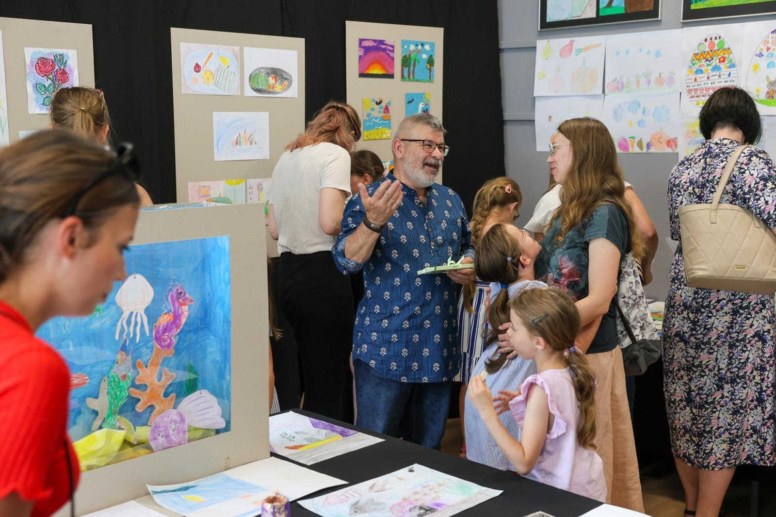 Zdjęcie w galerii na portalu naszraciborz.pl: Podsumowanie roku i wystawa Grupy Plastycznej PASTELE w DK Strzecha wiadomości z regionu