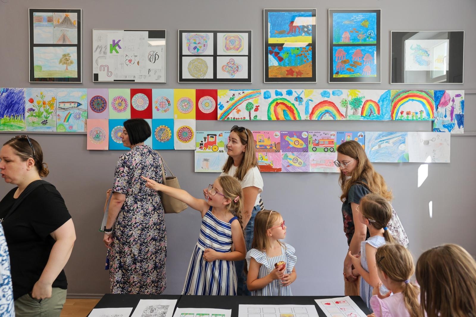 Zdjęcie w galerii na portalu naszraciborz.pl: Podsumowanie roku i wystawa Grupy Plastycznej PASTELE w DK Strzecha wiadomości z regionu