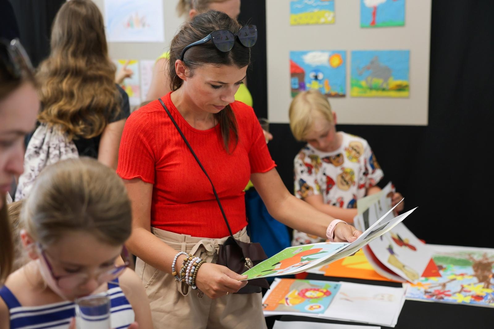 Zdjęcie w galerii na portalu naszraciborz.pl: Podsumowanie roku i wystawa Grupy Plastycznej PASTELE w DK Strzecha wiadomości z regionu