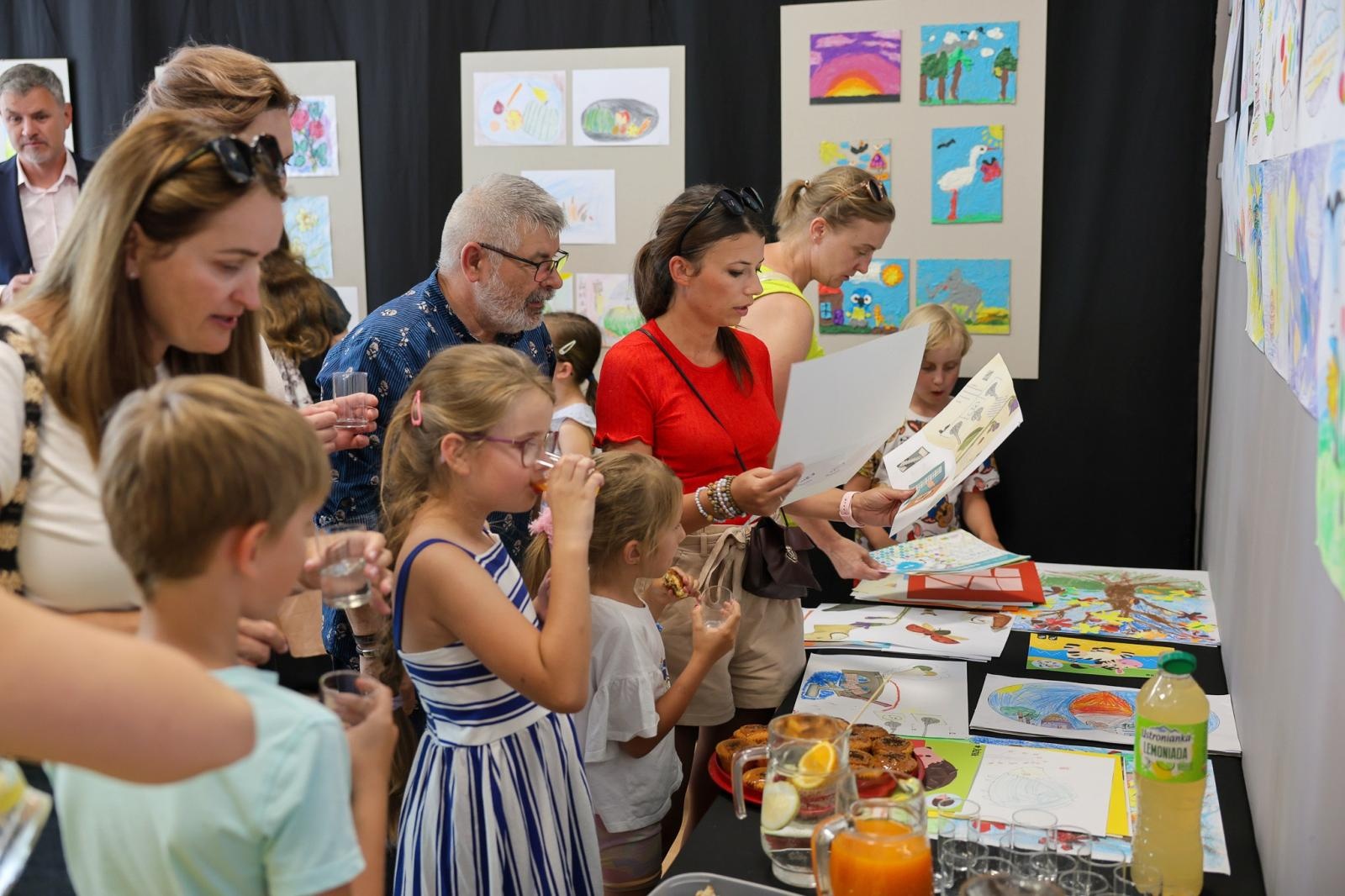 Zdjęcie w galerii na portalu naszraciborz.pl: Podsumowanie roku i wystawa Grupy Plastycznej PASTELE w DK Strzecha wiadomości z regionu