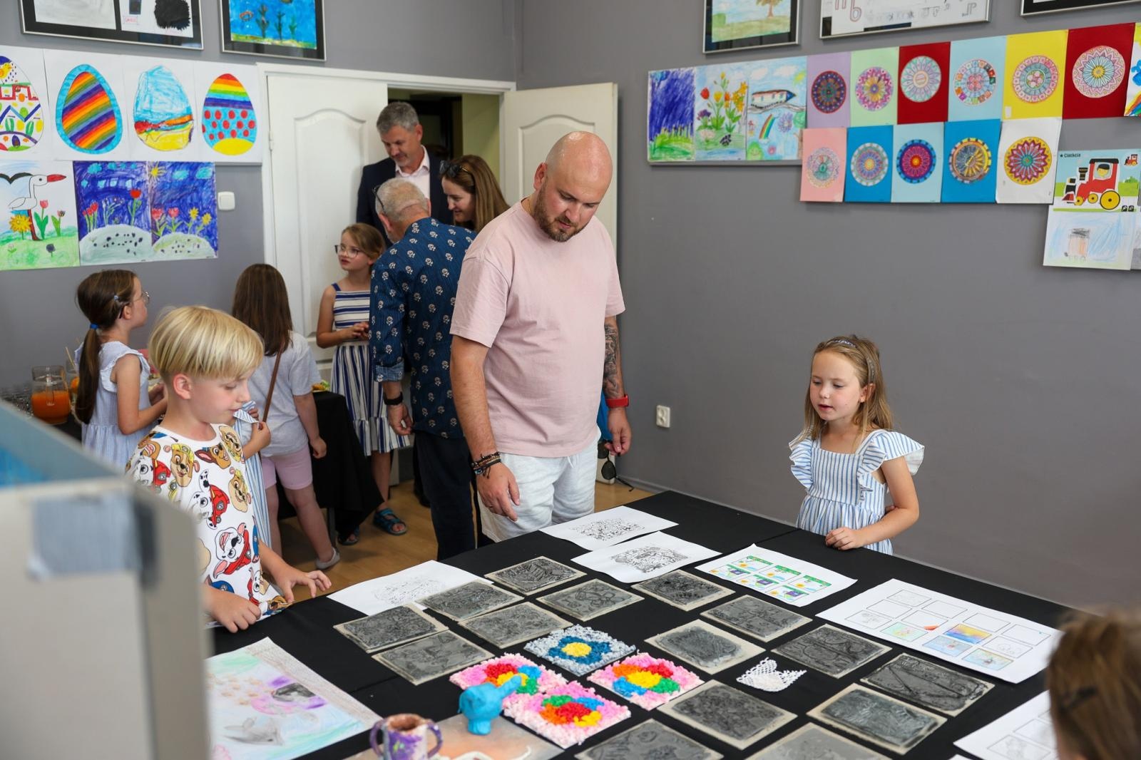 Zdjęcie w galerii na portalu naszraciborz.pl: Podsumowanie roku i wystawa Grupy Plastycznej PASTELE w DK Strzecha wiadomości z regionu