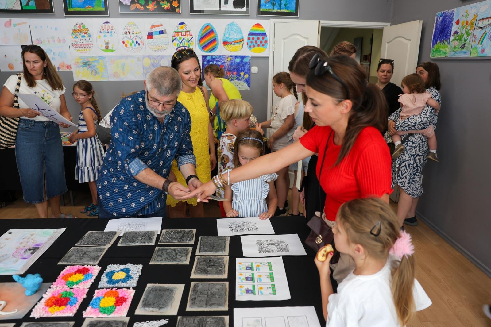 Zdjęcie w galerii na portalu naszraciborz.pl: Podsumowanie roku i wystawa Grupy Plastycznej PASTELE w DK Strzecha wiadomości z regionu