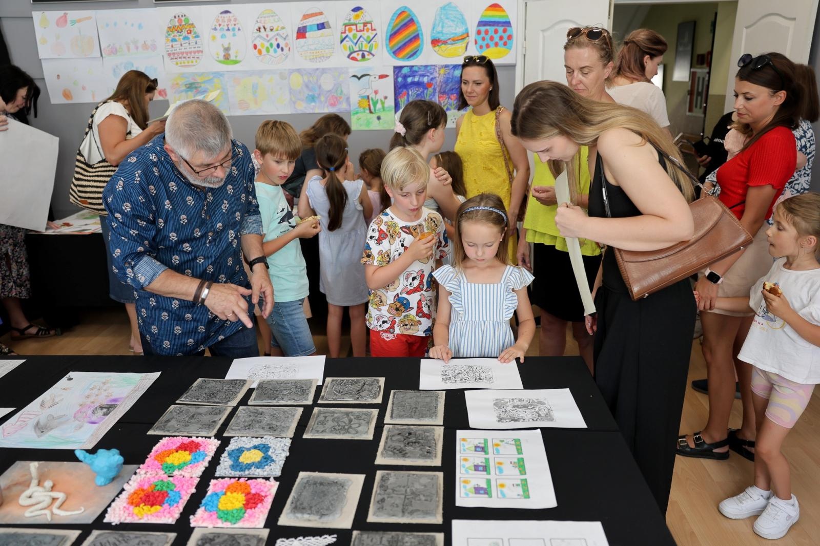 Zdjęcie w galerii na portalu naszraciborz.pl: Podsumowanie roku i wystawa Grupy Plastycznej PASTELE w DK Strzecha wiadomości z regionu