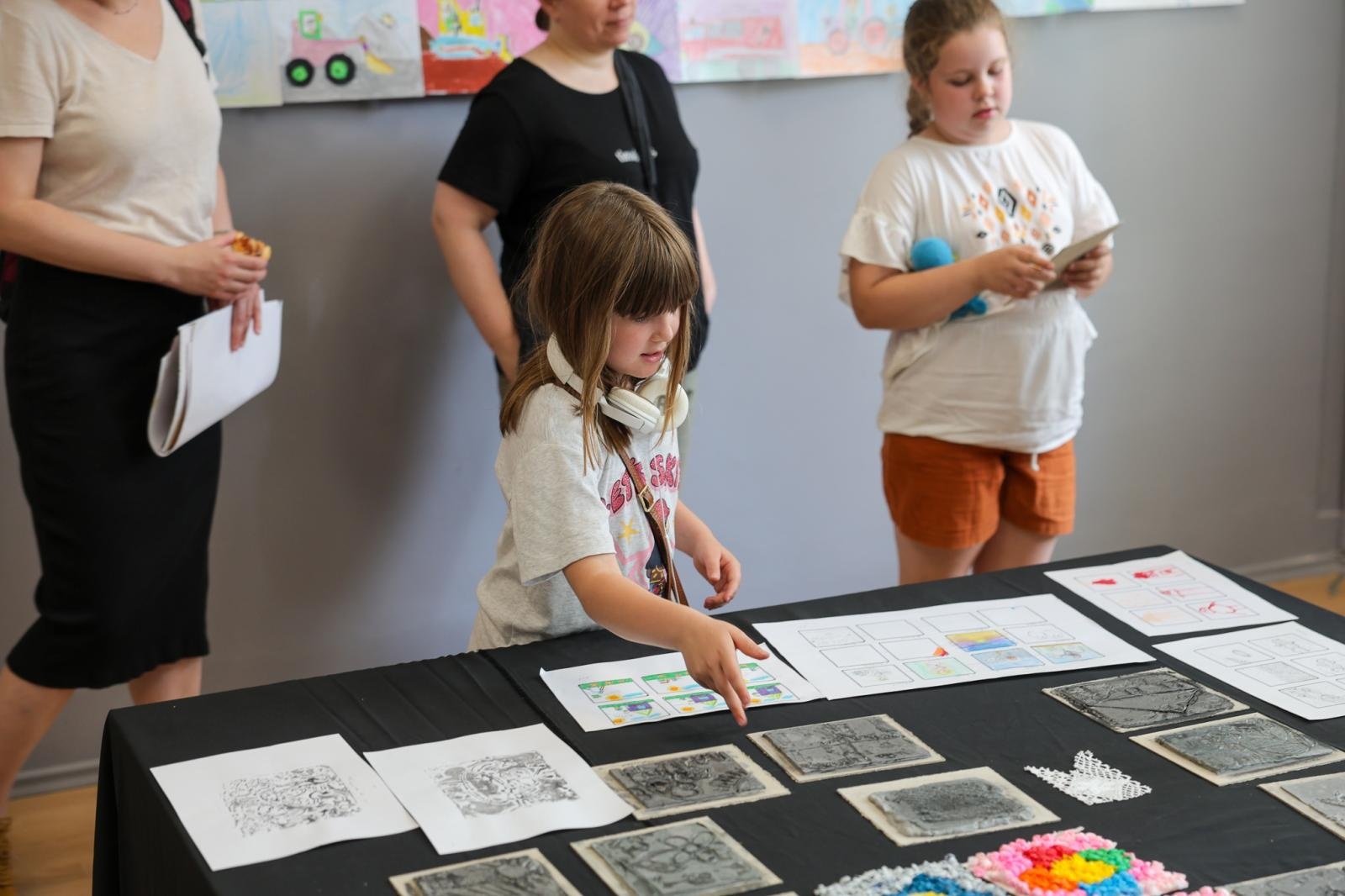 Zdjęcie w galerii na portalu naszraciborz.pl: Podsumowanie roku i wystawa Grupy Plastycznej PASTELE w DK Strzecha wiadomości z regionu