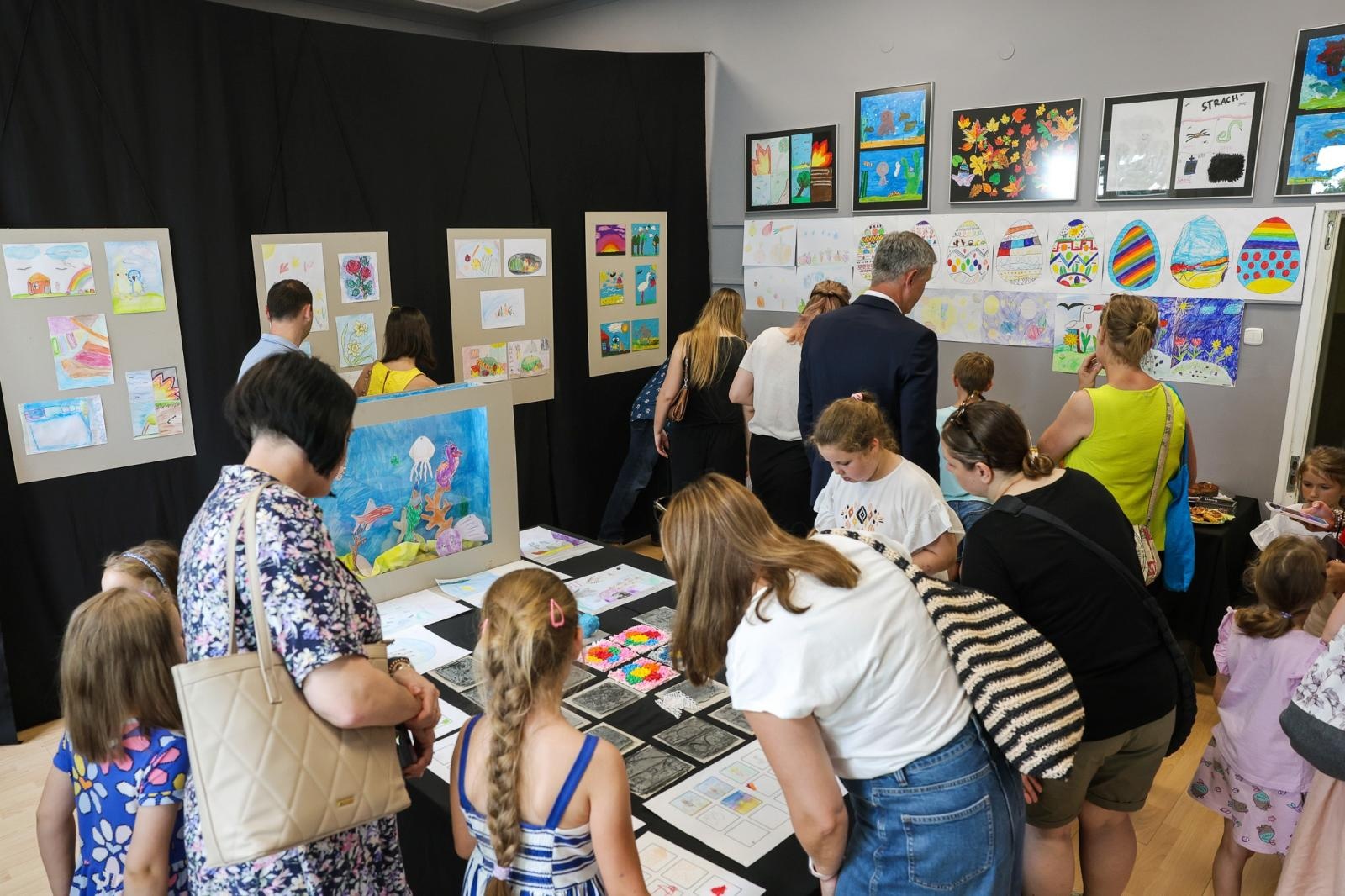 Zdjęcie w galerii na portalu naszraciborz.pl: Podsumowanie roku i wystawa Grupy Plastycznej PASTELE w DK Strzecha wiadomości z regionu