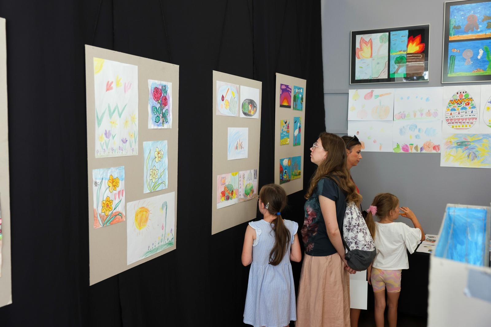 Zdjęcie w galerii na portalu naszraciborz.pl: Podsumowanie roku i wystawa Grupy Plastycznej PASTELE w DK Strzecha wiadomości z regionu