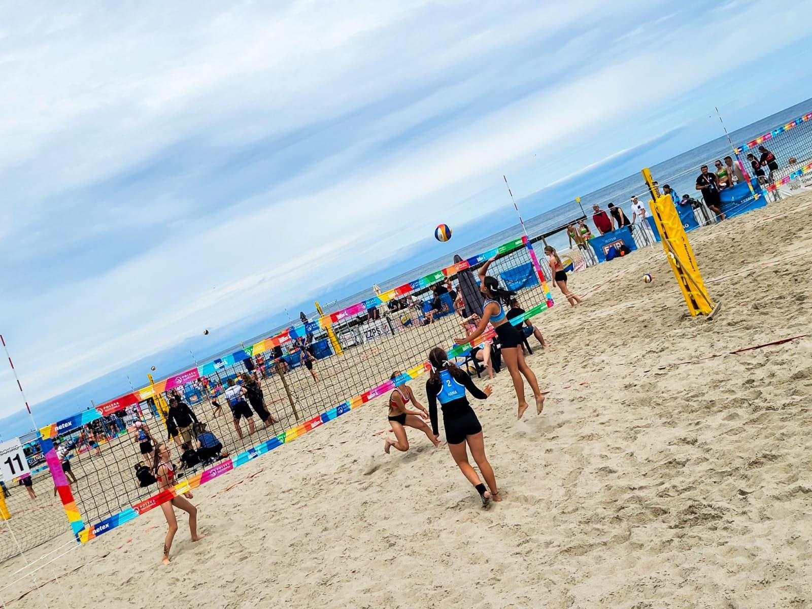 Zdjęcie w galerii na portalu naszraciborz.pl: Krzanowiczanki w ścisłej czołówce Mistrzostw Polski w minisiatkówce plażowej wiadomości z regionu