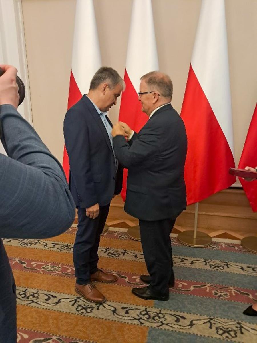 Zdjęcie w galerii na portalu naszraciborz.pl: Artur Jarosz z Raciborza odznaczony Krzyżem Oficerskim Orderu Odrodzenia Polski wiadomości z regionu