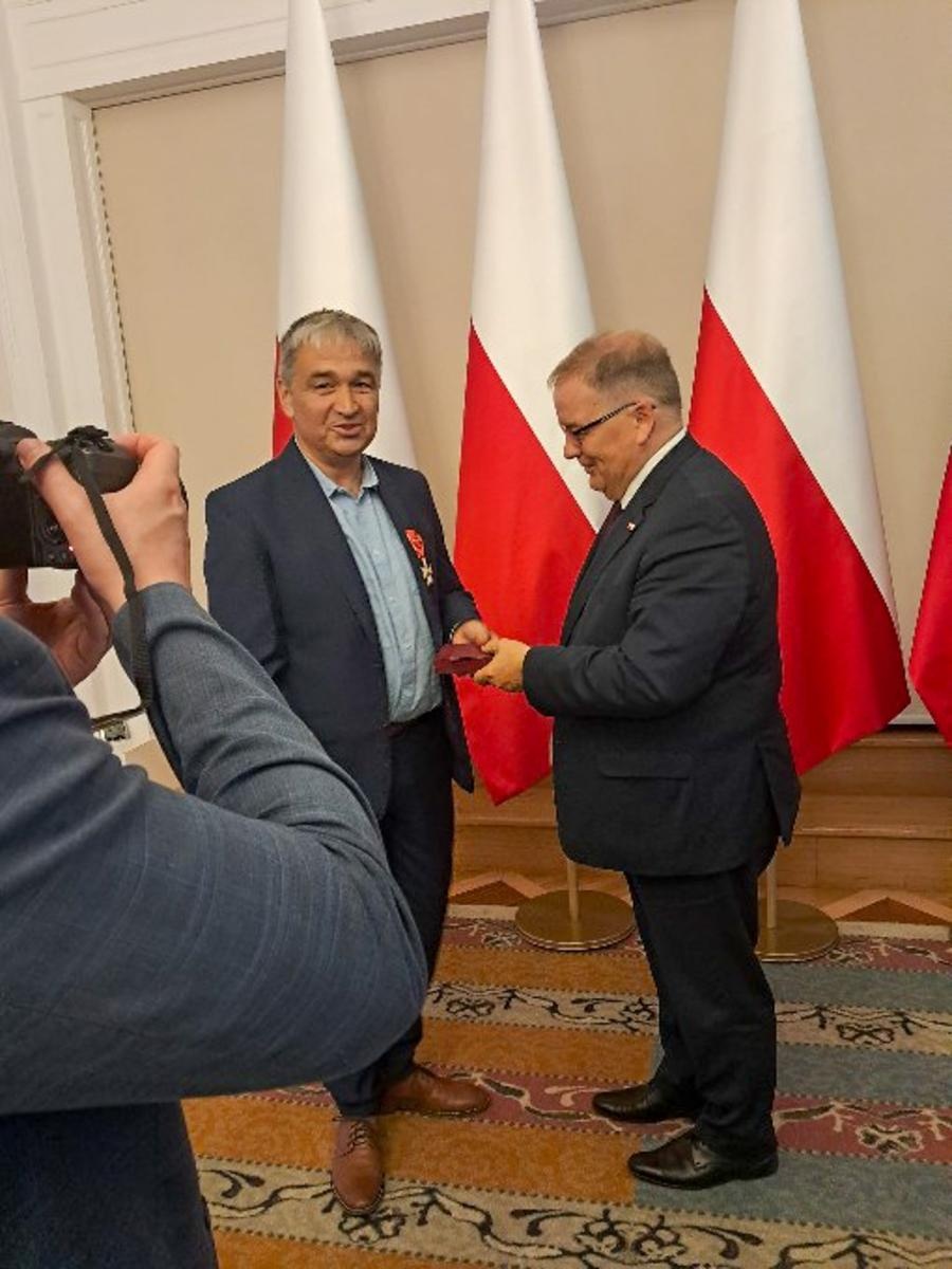 Zdjęcie w galerii na portalu naszraciborz.pl: Artur Jarosz z Raciborza odznaczony Krzyżem Oficerskim Orderu Odrodzenia Polski wiadomości z regionu