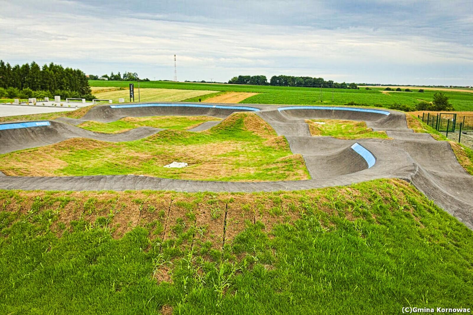 Zdjęcie w galerii na portalu naszraciborz.pl: Kino, pumptrack i siłownia – nowoczesne centrum kultury otwarte w Kornowacu wiadomości z regionu