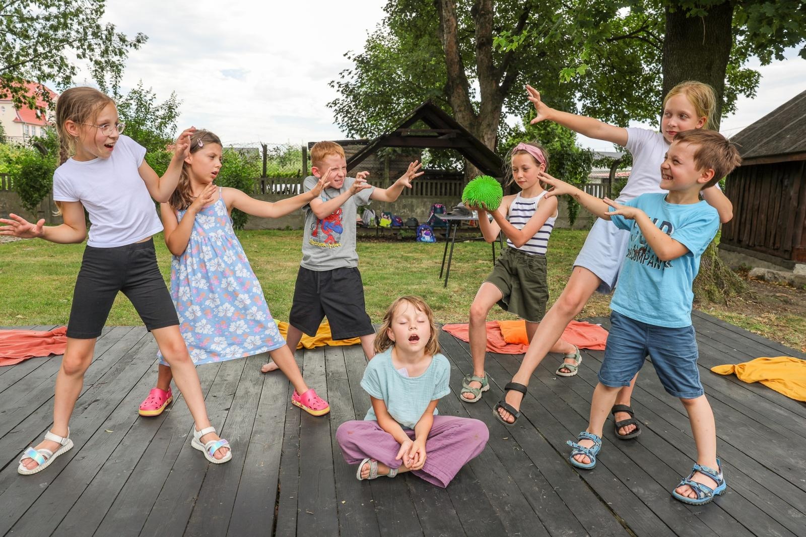 Zdjęcie w galerii na portalu naszraciborz.pl: MISJA SZTUKA! Półkolonie teatralne i finałowe przedstawienie w RCK wiadomości z regionu