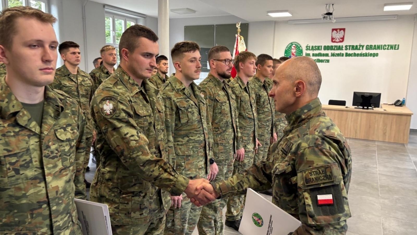 Zdjęcie w galerii na portalu naszraciborz.pl: 40 funkcjonariuszy Śląskiego Oddziału Straży Granicznej z Raciborza zostało mianowanych na stopień kaprala wiadomości z regionu