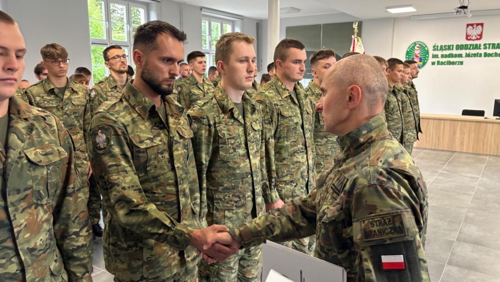Zdjęcie w galerii na portalu naszraciborz.pl: 40 funkcjonariuszy Śląskiego Oddziału Straży Granicznej z Raciborza zostało mianowanych na stopień kaprala wiadomości z regionu