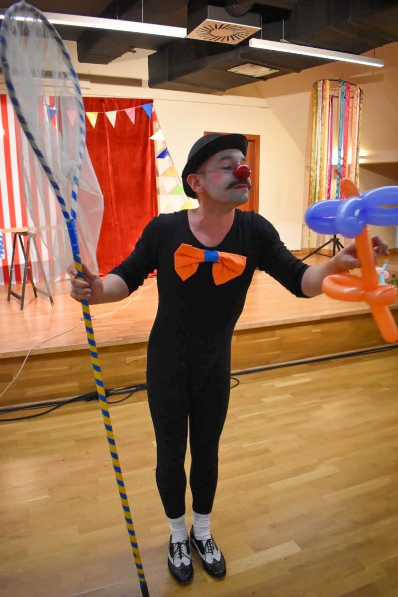 Zdjęcie w galerii na portalu naszraciborz.pl: Cyrkowa magia mimo deszczu. Teatr Jednej Miny wystąpił na Zamku Piastowskim wiadomości z regionu