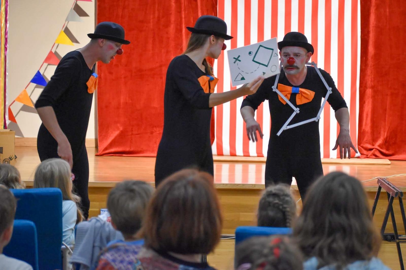 Zdjęcie w galerii na portalu naszraciborz.pl: Cyrkowa magia mimo deszczu. Teatr Jednej Miny wystąpił na Zamku Piastowskim wiadomości z regionu