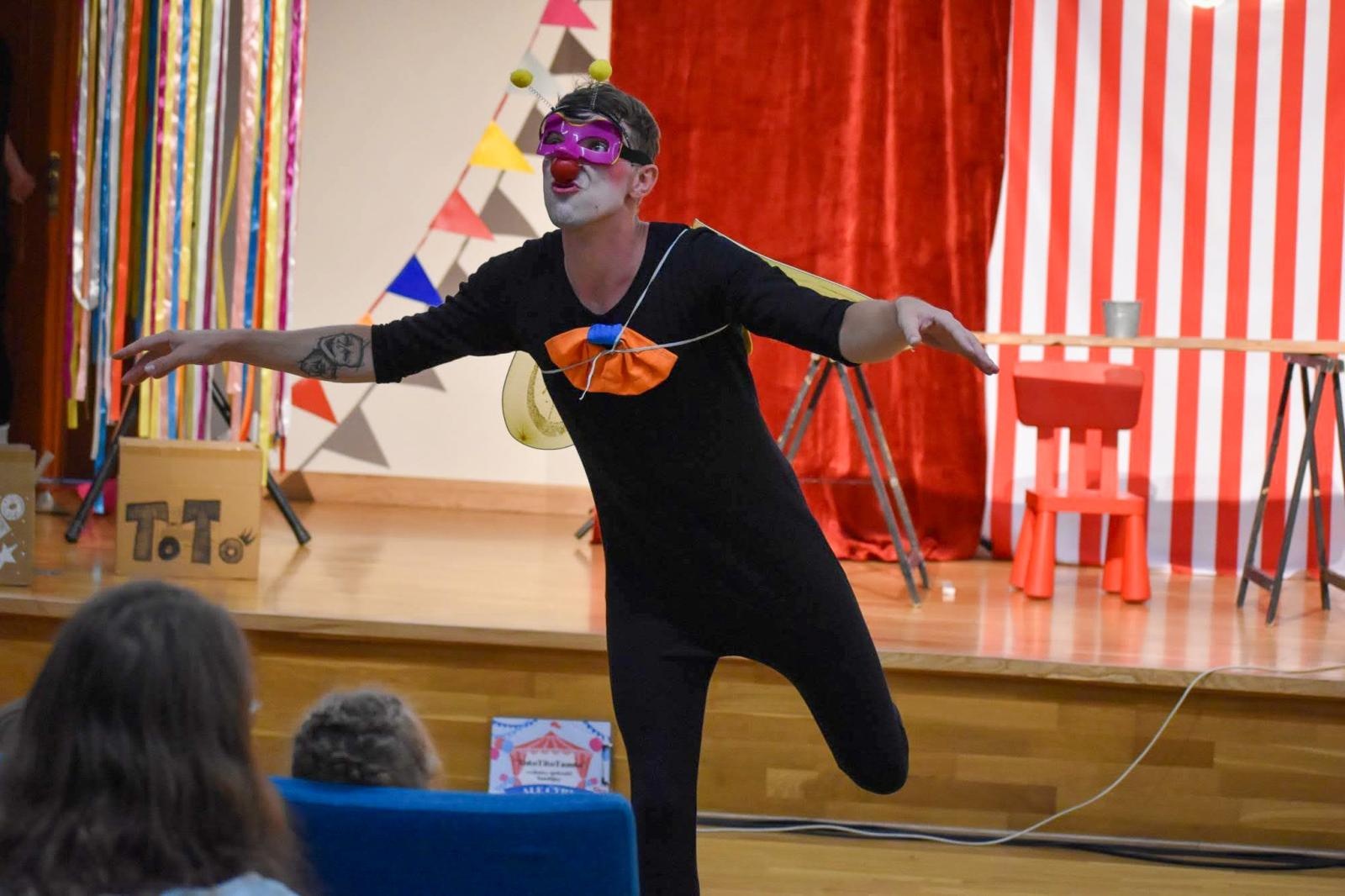 Zdjęcie w galerii na portalu naszraciborz.pl: Cyrkowa magia mimo deszczu. Teatr Jednej Miny wystąpił na Zamku Piastowskim wiadomości z regionu