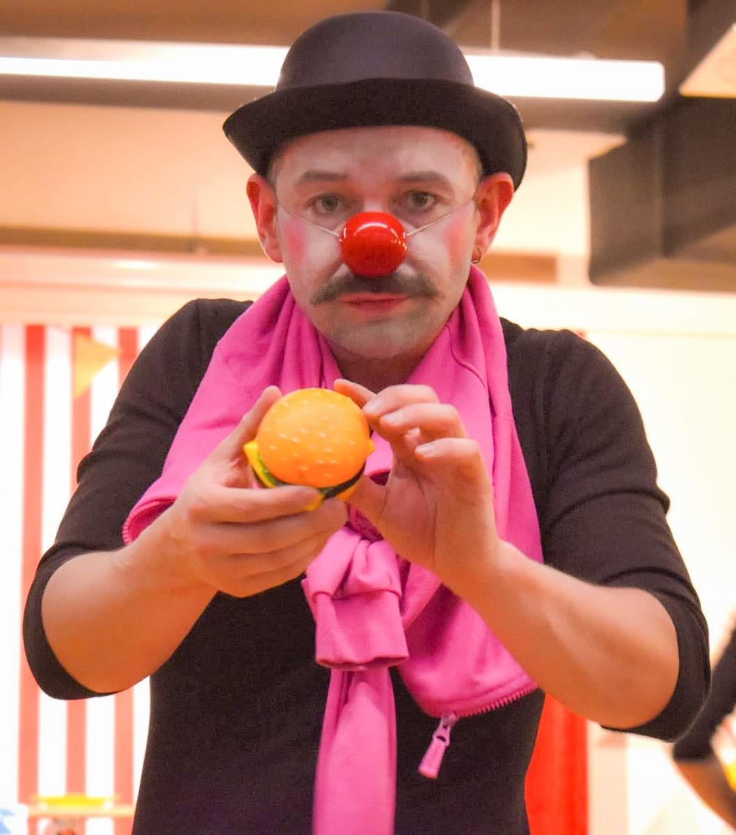 Zdjęcie w galerii na portalu naszraciborz.pl: Cyrkowa magia mimo deszczu. Teatr Jednej Miny wystąpił na Zamku Piastowskim wiadomości z regionu