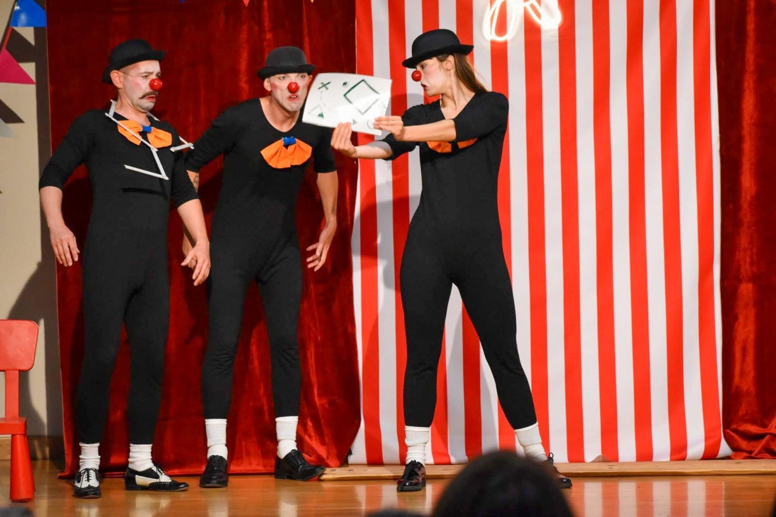 Zdjęcie w galerii na portalu naszraciborz.pl: Cyrkowa magia mimo deszczu. Teatr Jednej Miny wystąpił na Zamku Piastowskim wiadomości z regionu