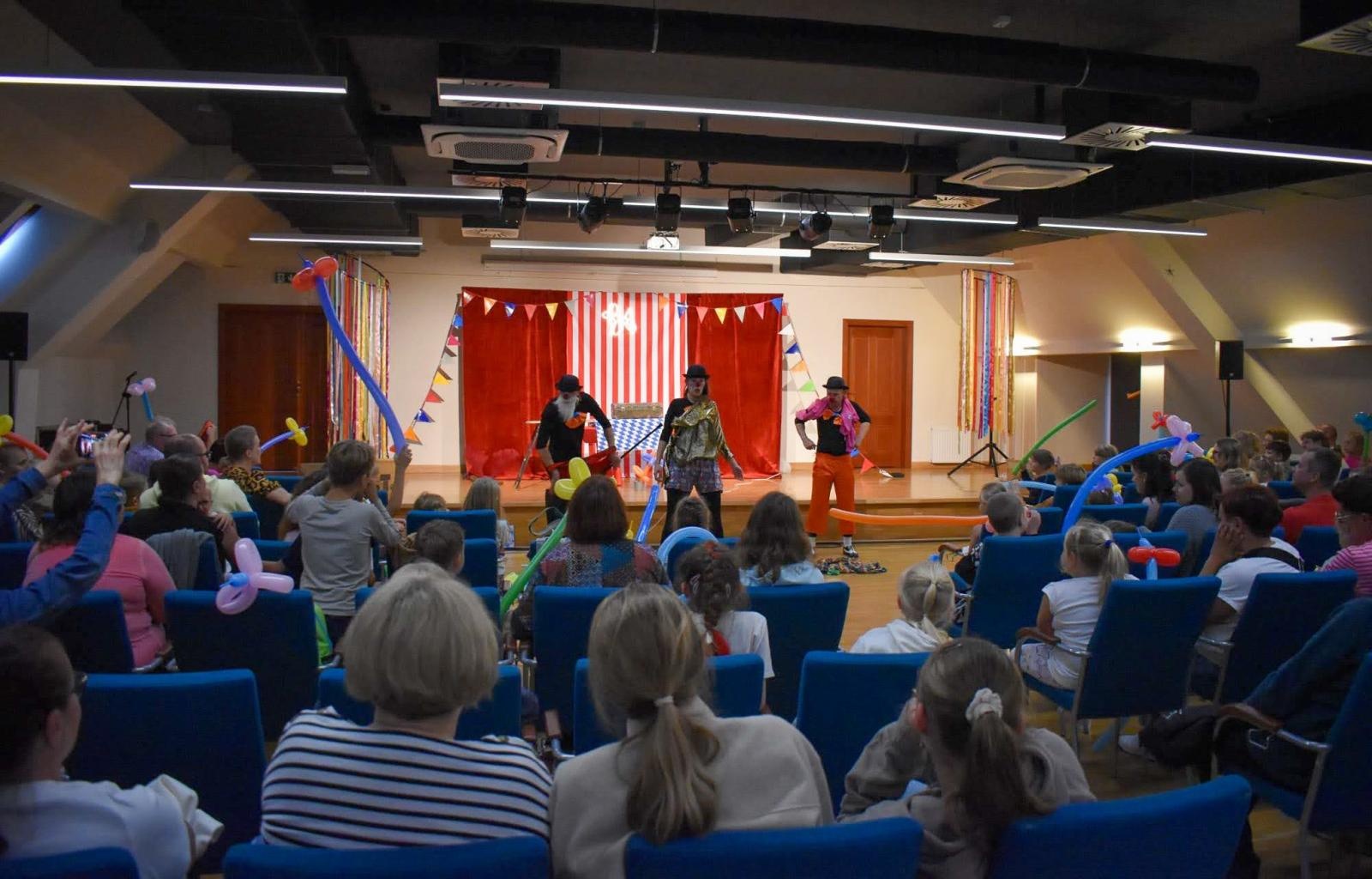 Zdjęcie w galerii na portalu naszraciborz.pl: Cyrkowa magia mimo deszczu. Teatr Jednej Miny wystąpił na Zamku Piastowskim wiadomości z regionu