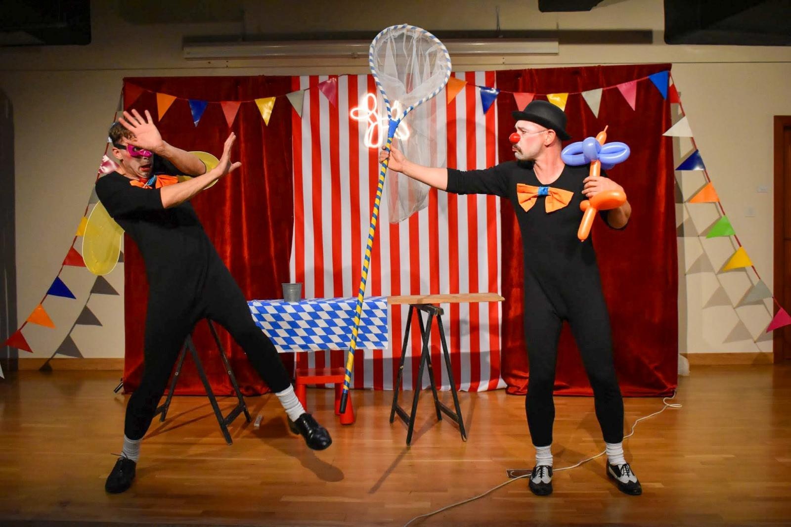 Zdjęcie w galerii na portalu naszraciborz.pl: Cyrkowa magia mimo deszczu. Teatr Jednej Miny wystąpił na Zamku Piastowskim wiadomości z regionu