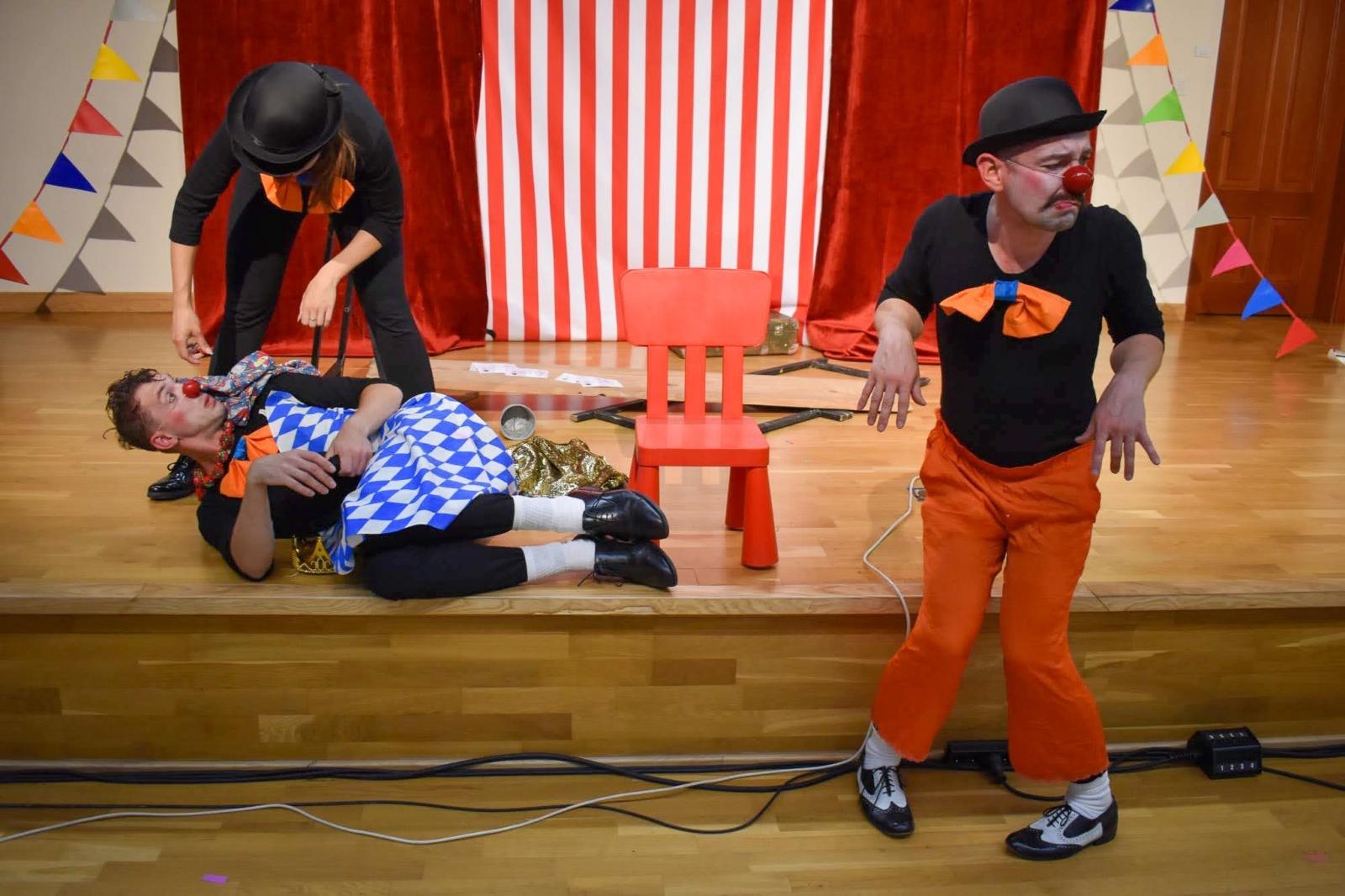 Zdjęcie w galerii na portalu naszraciborz.pl: Cyrkowa magia mimo deszczu. Teatr Jednej Miny wystąpił na Zamku Piastowskim wiadomości z regionu