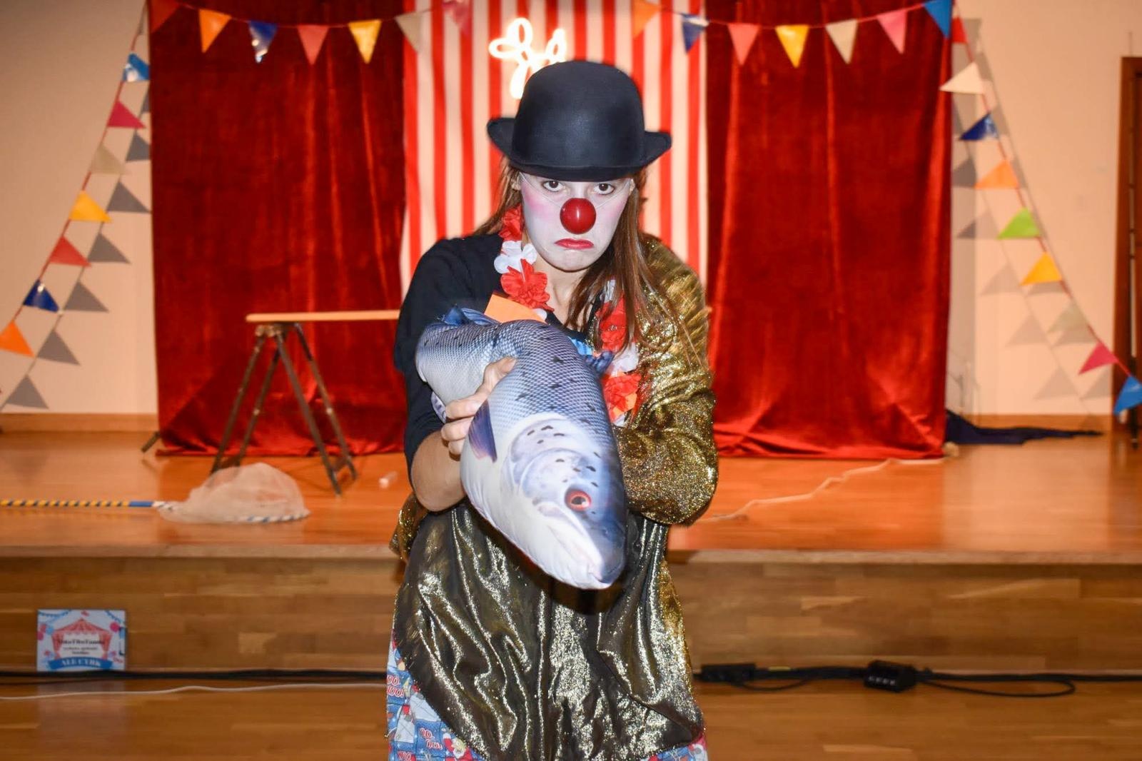 Zdjęcie w galerii na portalu naszraciborz.pl: Cyrkowa magia mimo deszczu. Teatr Jednej Miny wystąpił na Zamku Piastowskim wiadomości z regionu