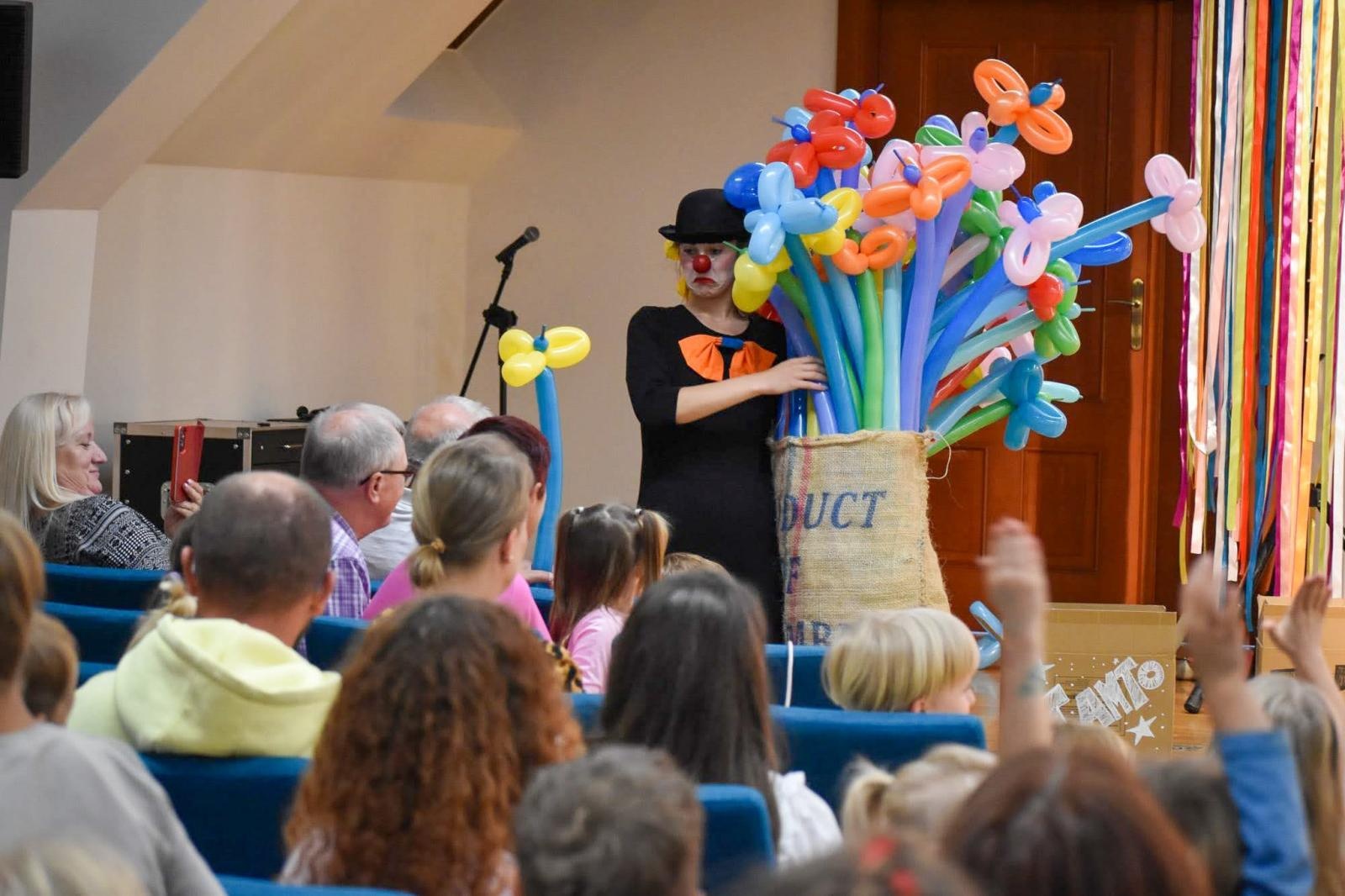 Zdjęcie w galerii na portalu naszraciborz.pl: Cyrkowa magia mimo deszczu. Teatr Jednej Miny wystąpił na Zamku Piastowskim wiadomości z regionu