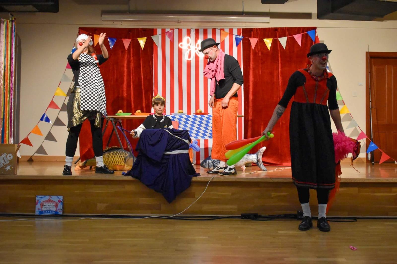 Zdjęcie w galerii na portalu naszraciborz.pl: Cyrkowa magia mimo deszczu. Teatr Jednej Miny wystąpił na Zamku Piastowskim wiadomości z regionu