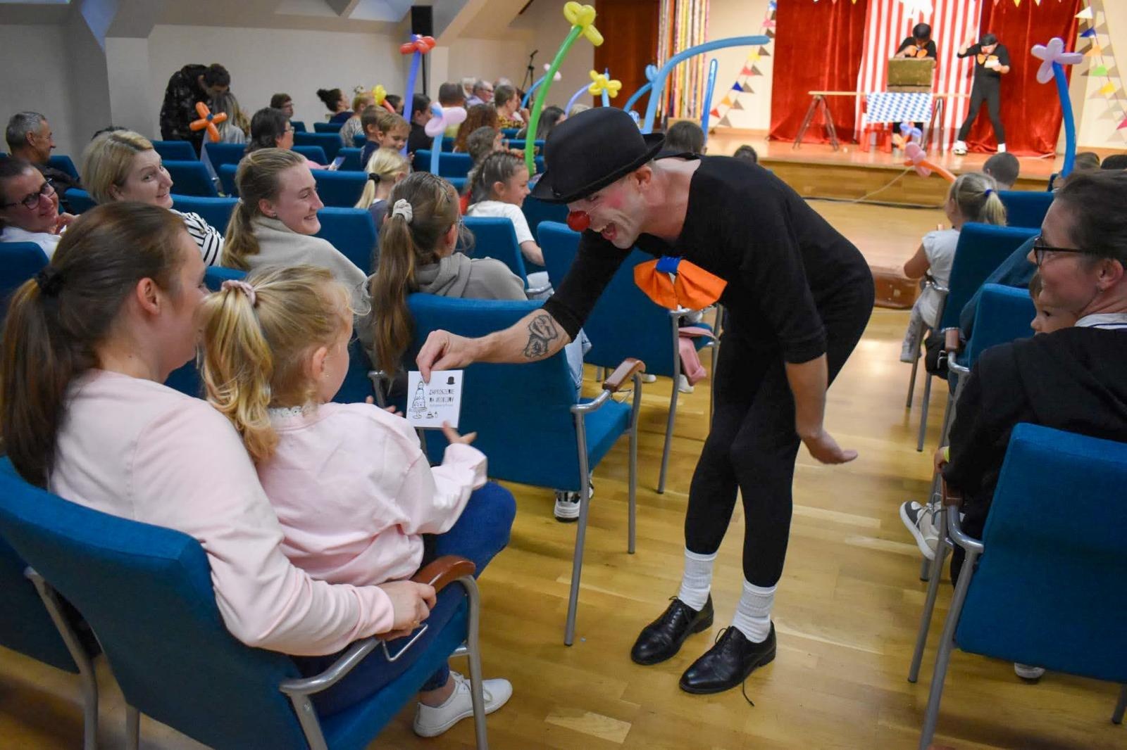 Zdjęcie w galerii na portalu naszraciborz.pl: Cyrkowa magia mimo deszczu. Teatr Jednej Miny wystąpił na Zamku Piastowskim wiadomości z regionu